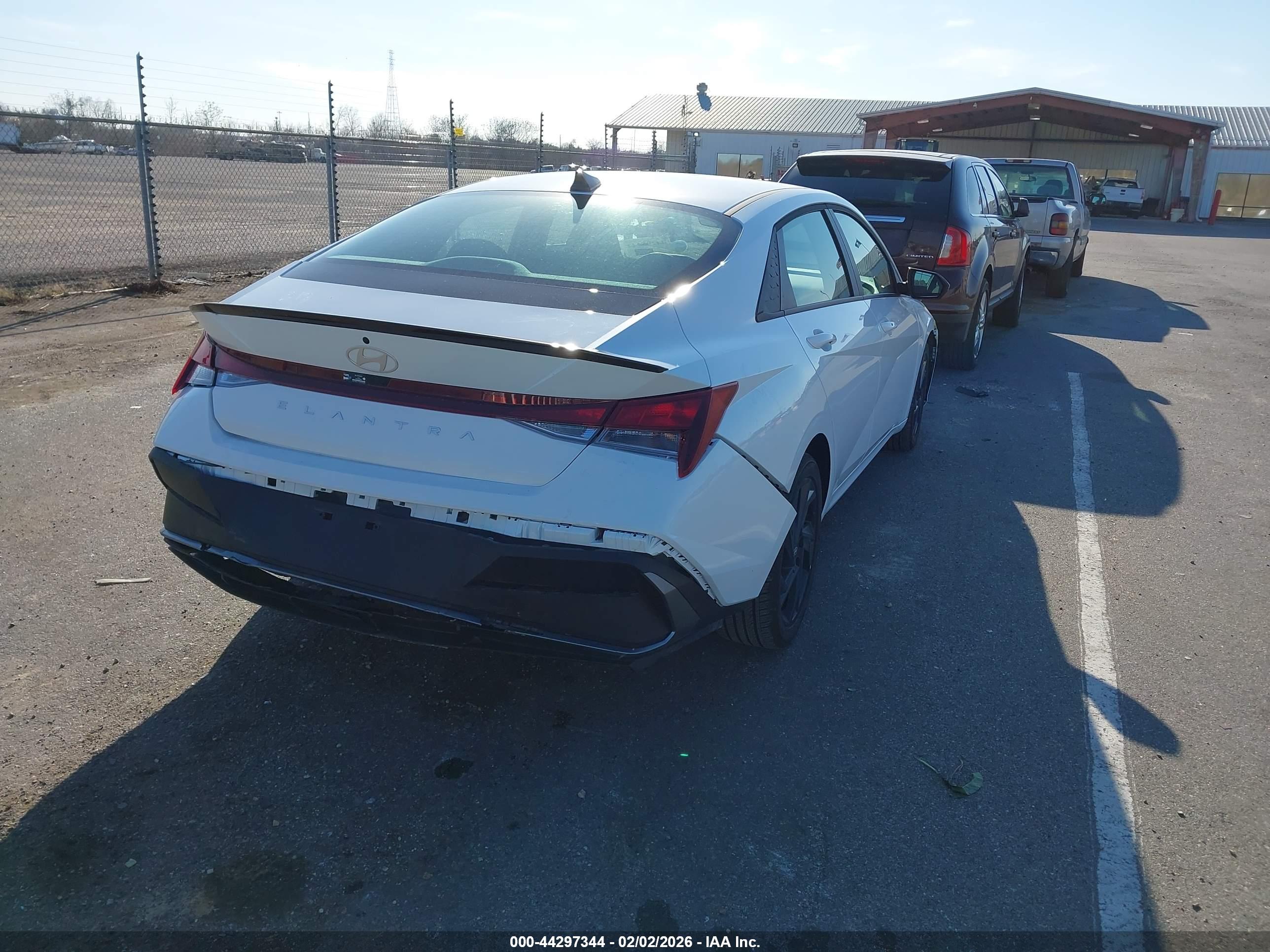 HYUNDAI ELANTRA image 4