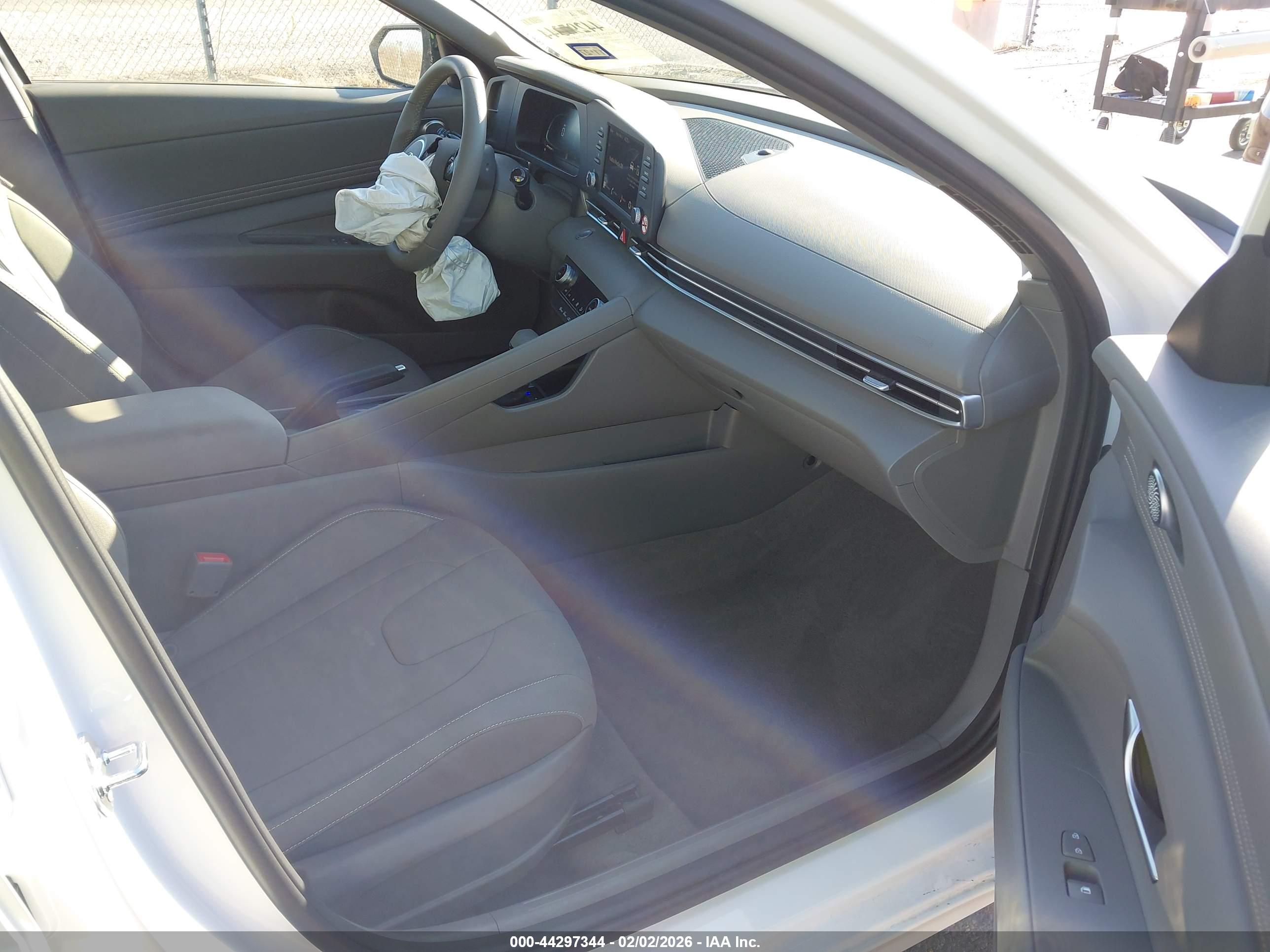 HYUNDAI ELANTRA image 5