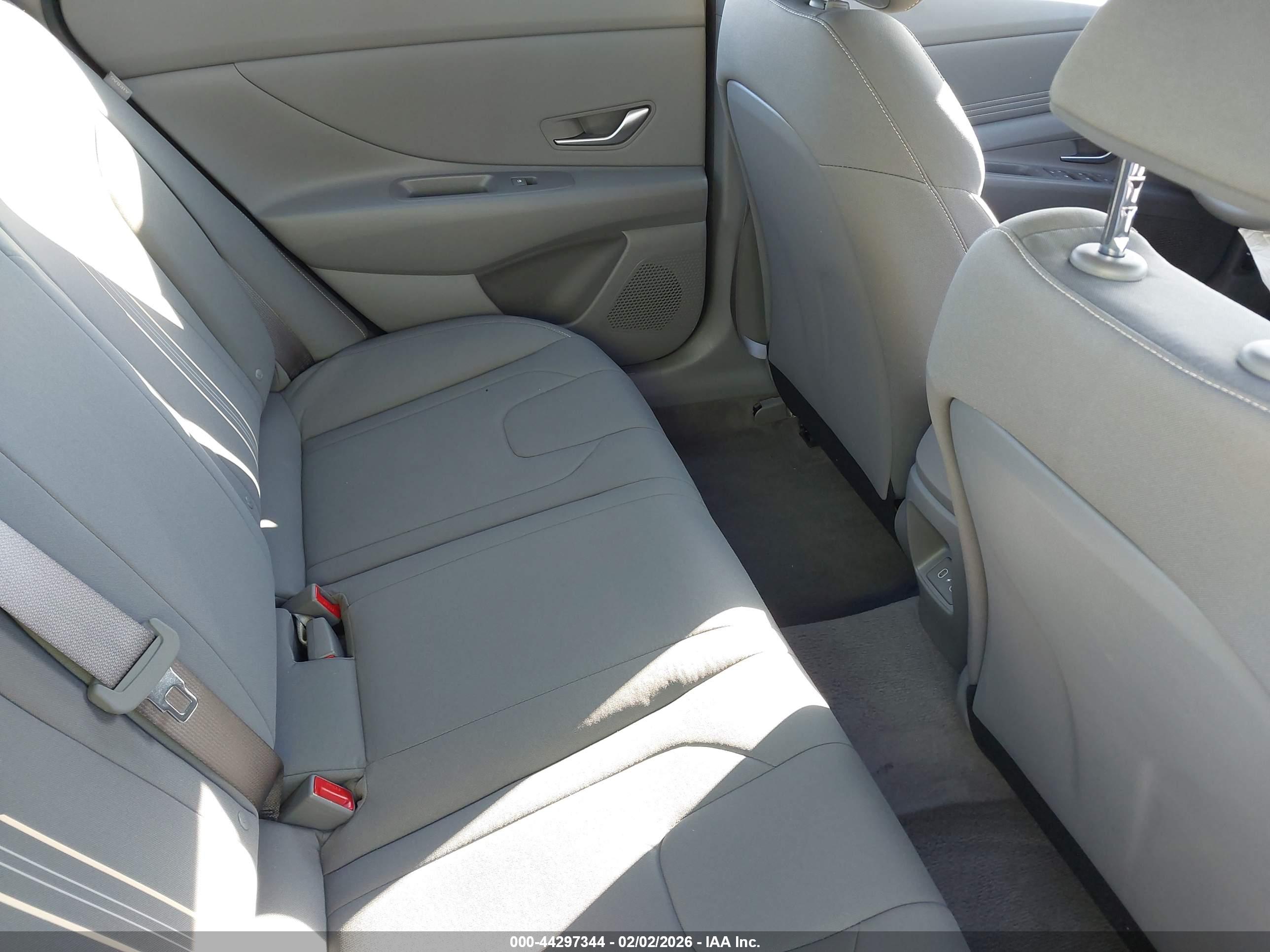 HYUNDAI ELANTRA image 8