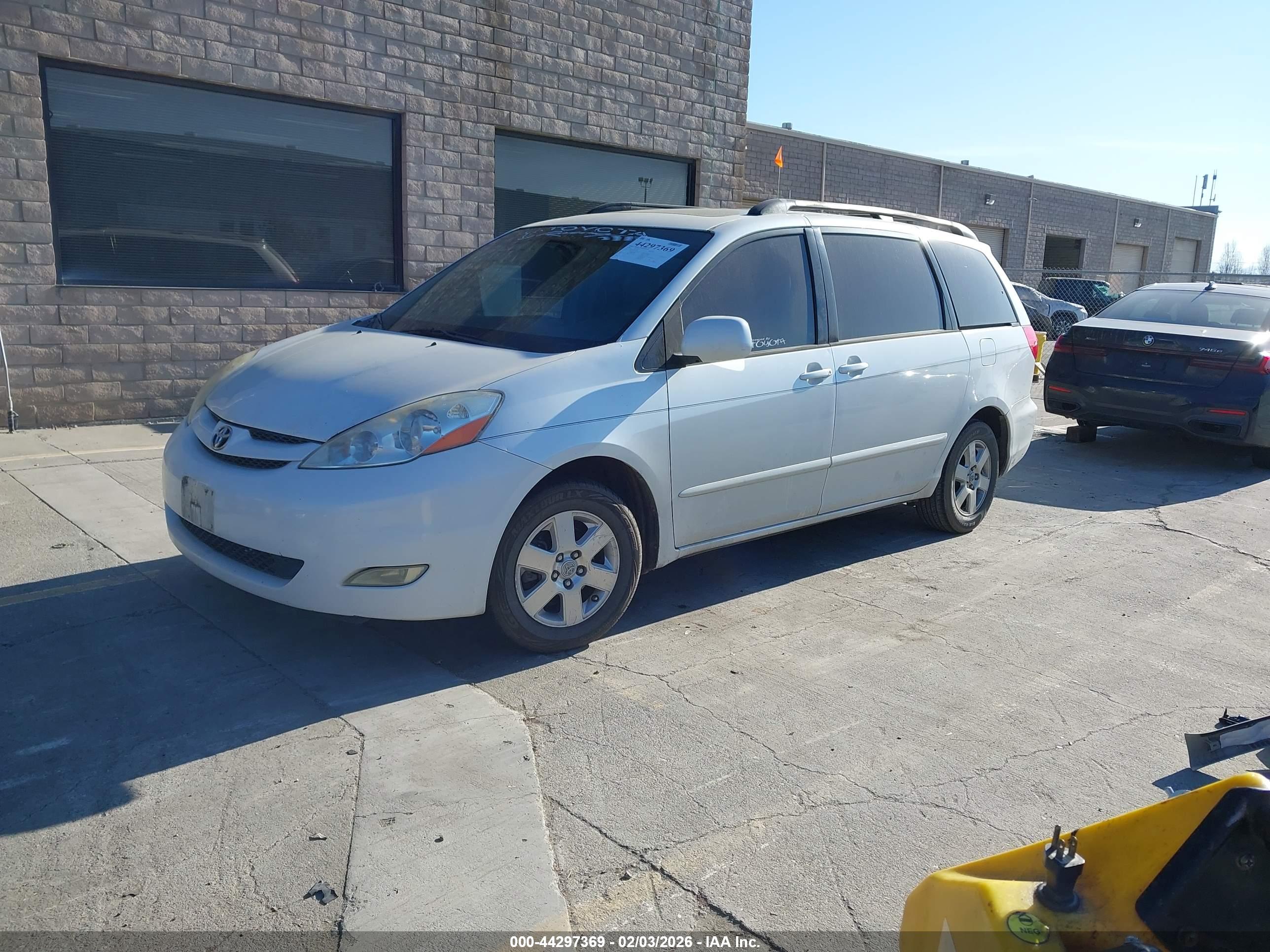 TOYOTA SIENNA image 2