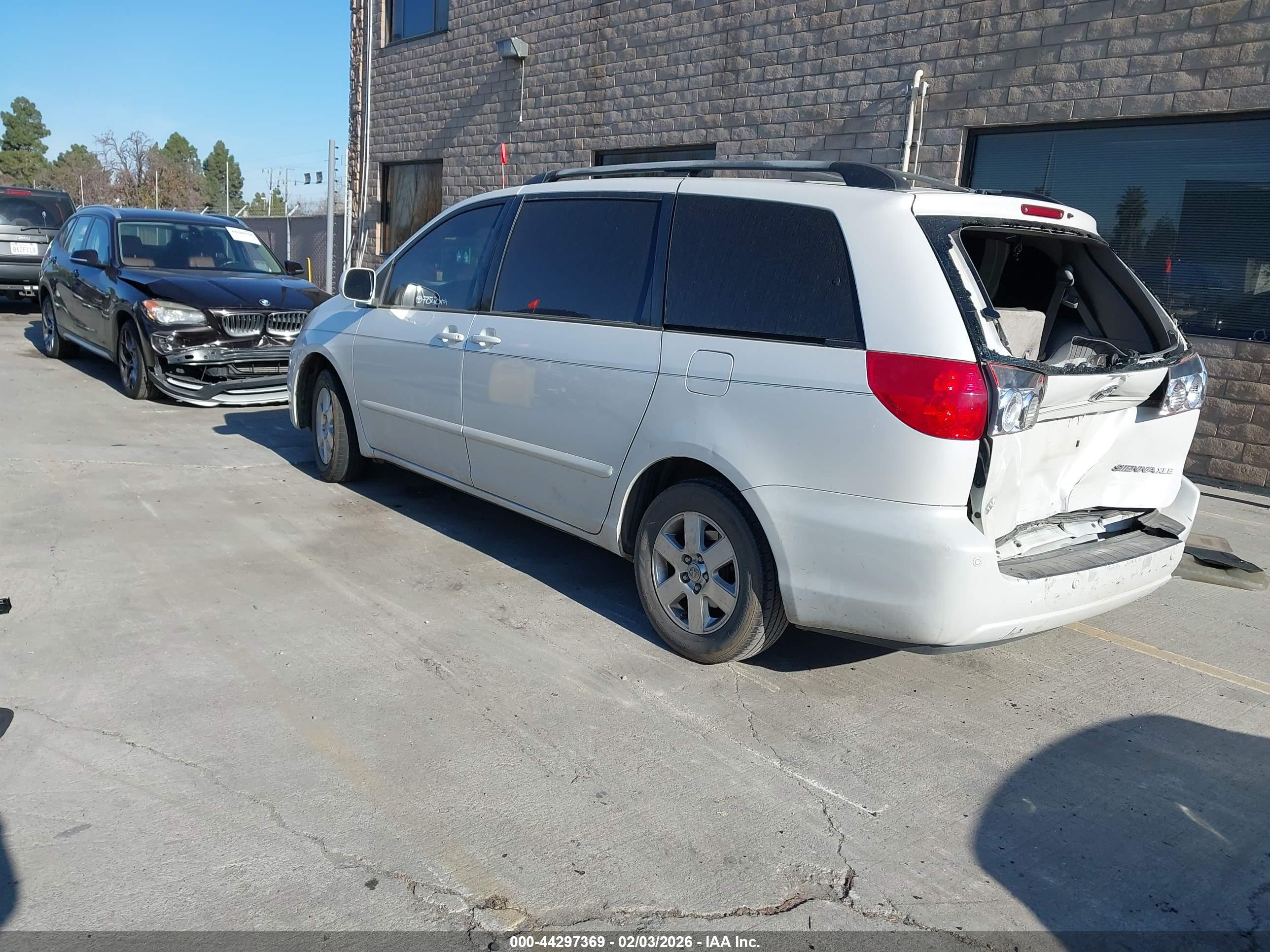 TOYOTA SIENNA image 3