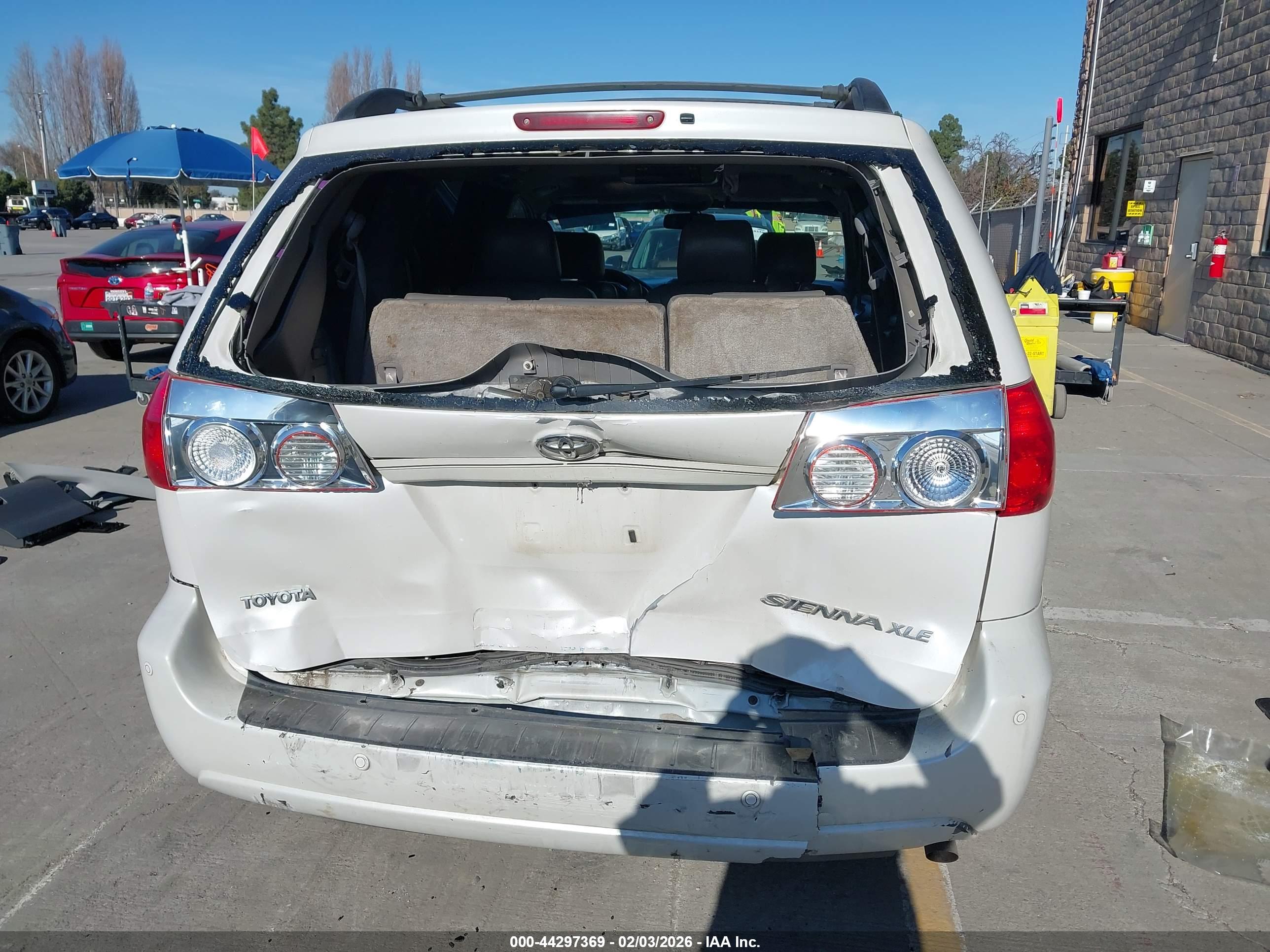 TOYOTA SIENNA image 6