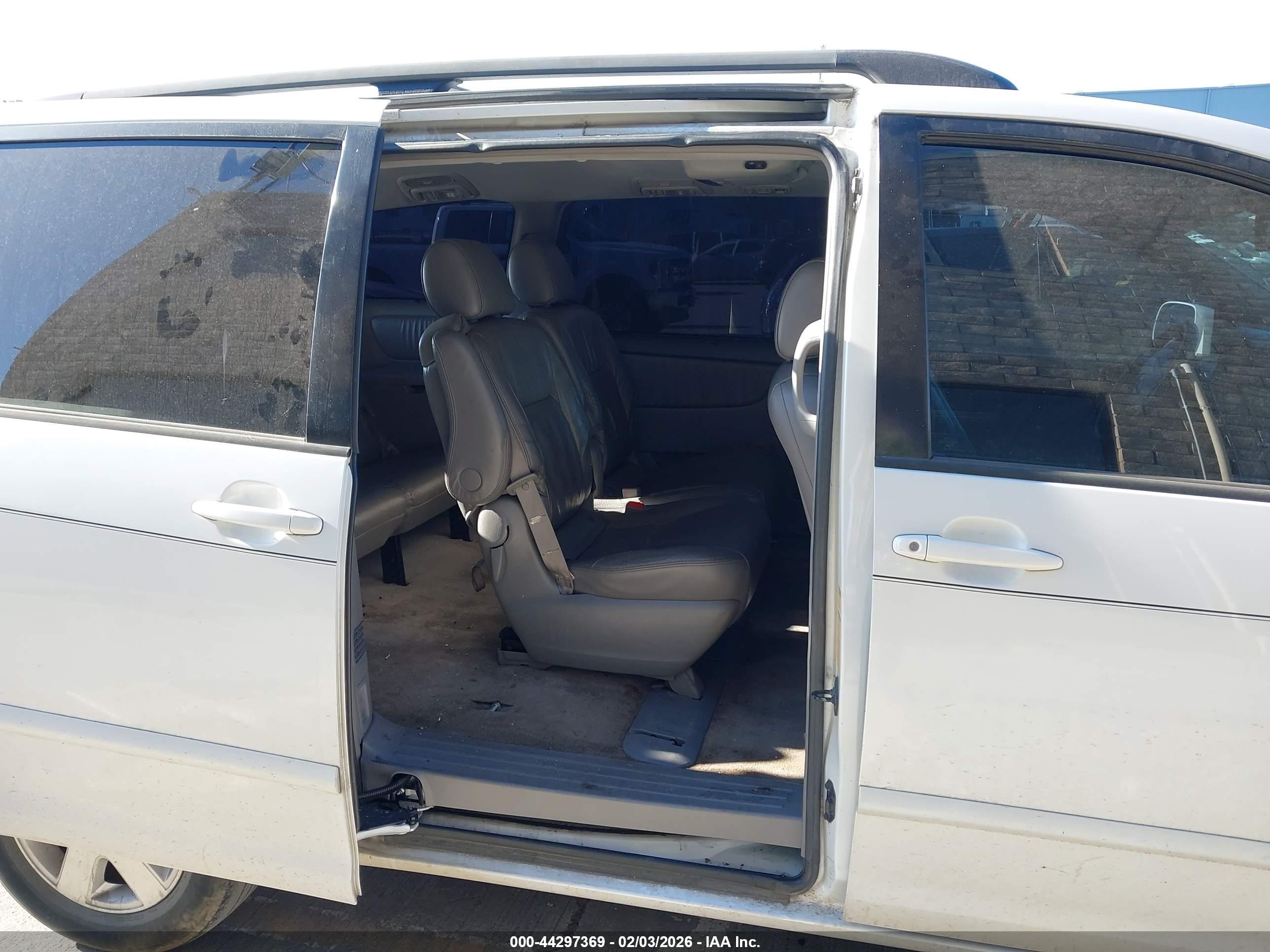 TOYOTA SIENNA image 8
