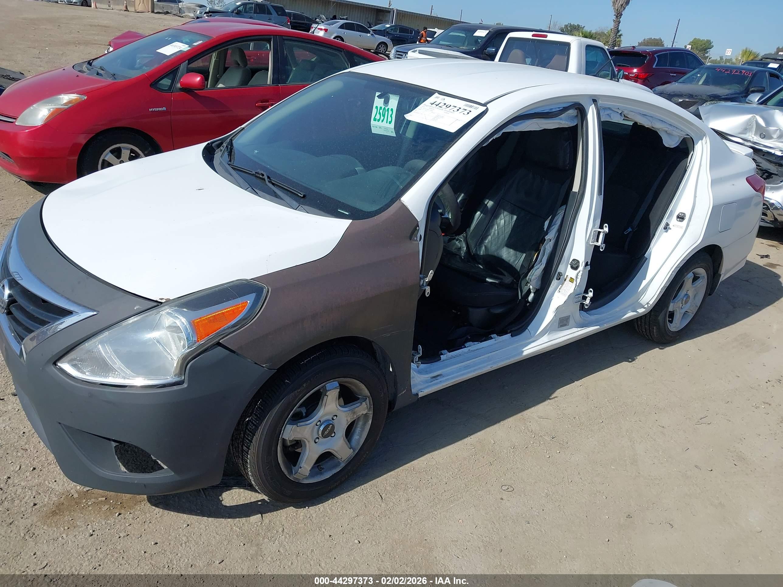 NISSAN VERSA image 2