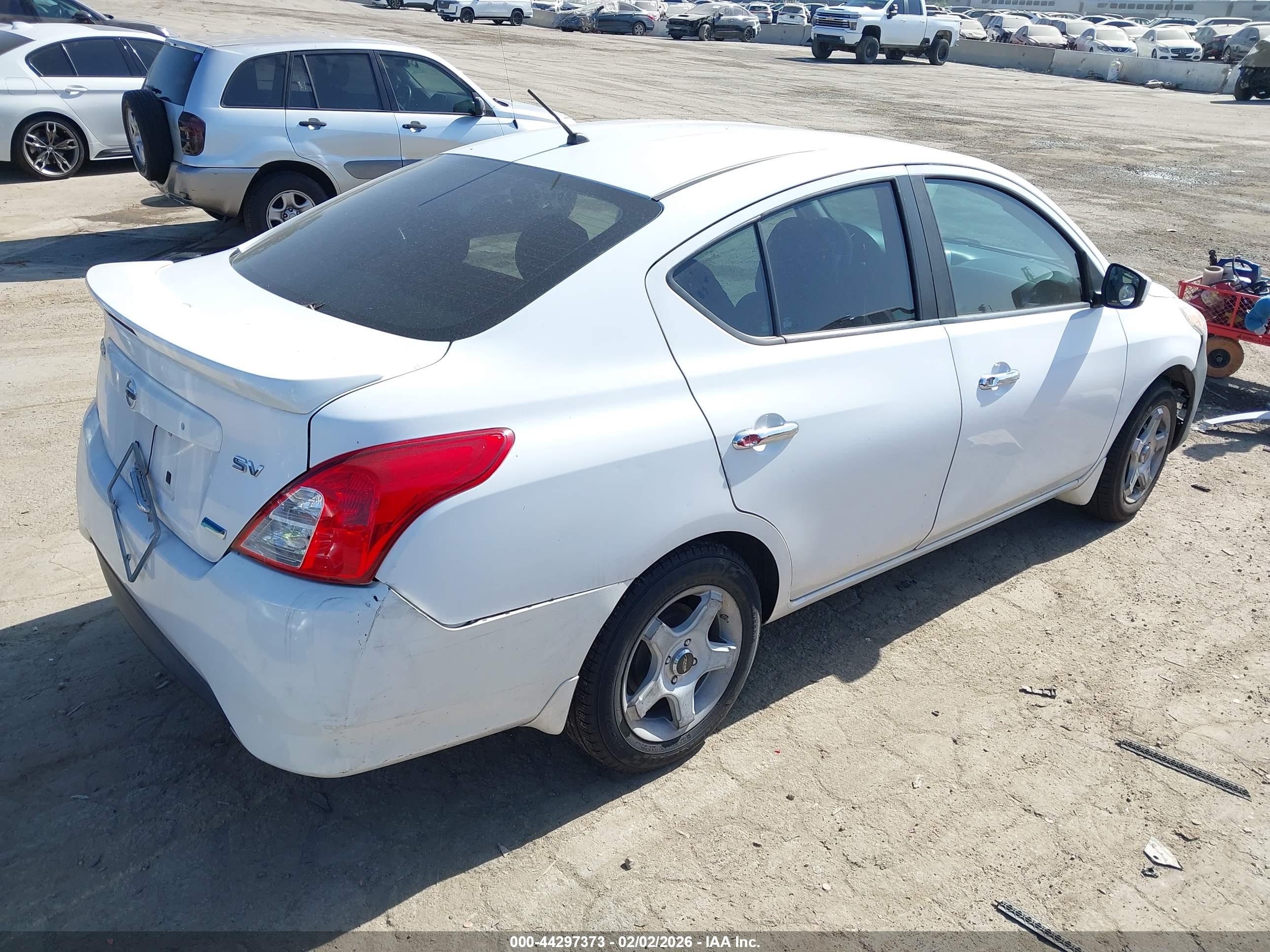 NISSAN VERSA image 4