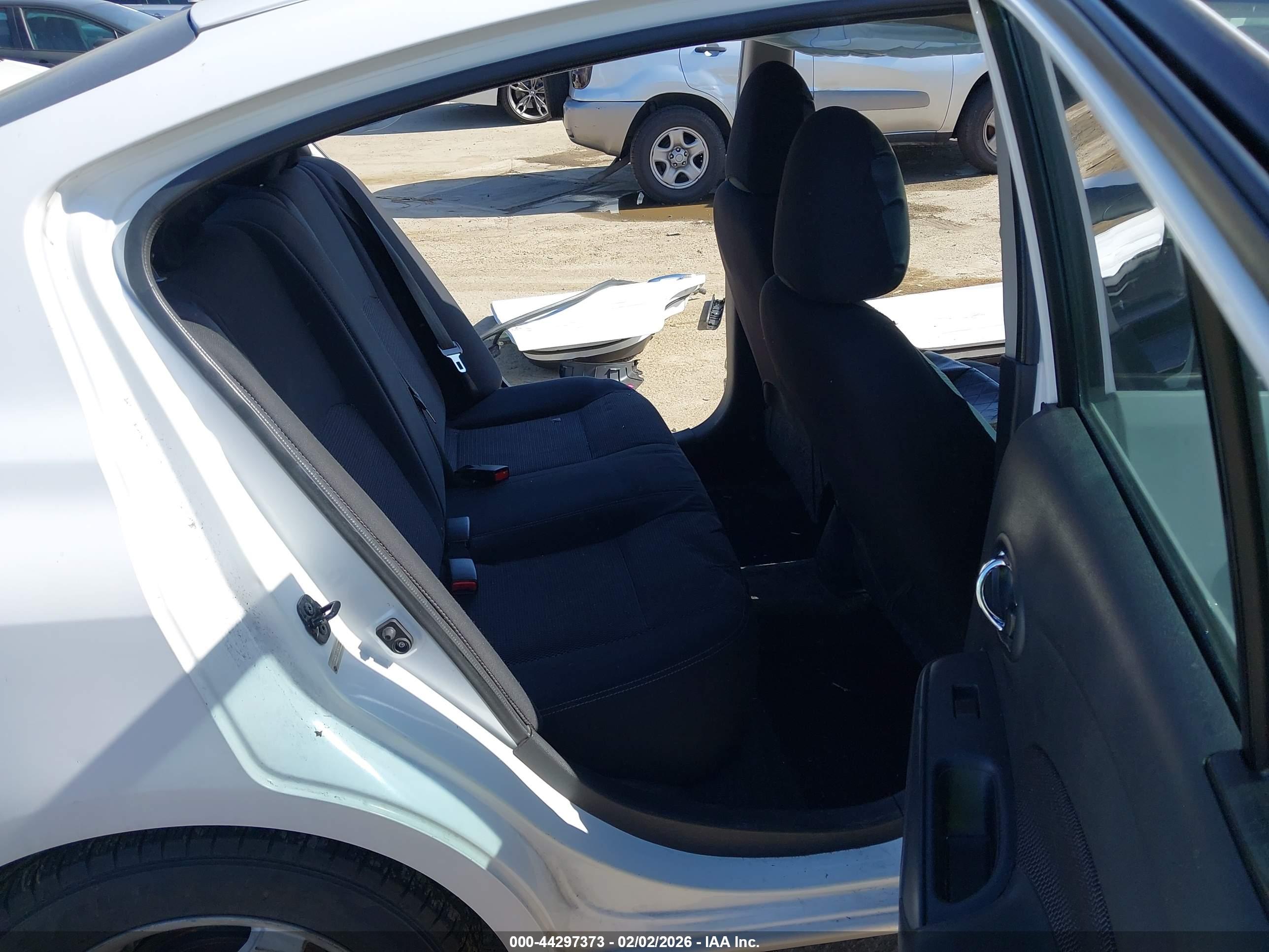 NISSAN VERSA image 8