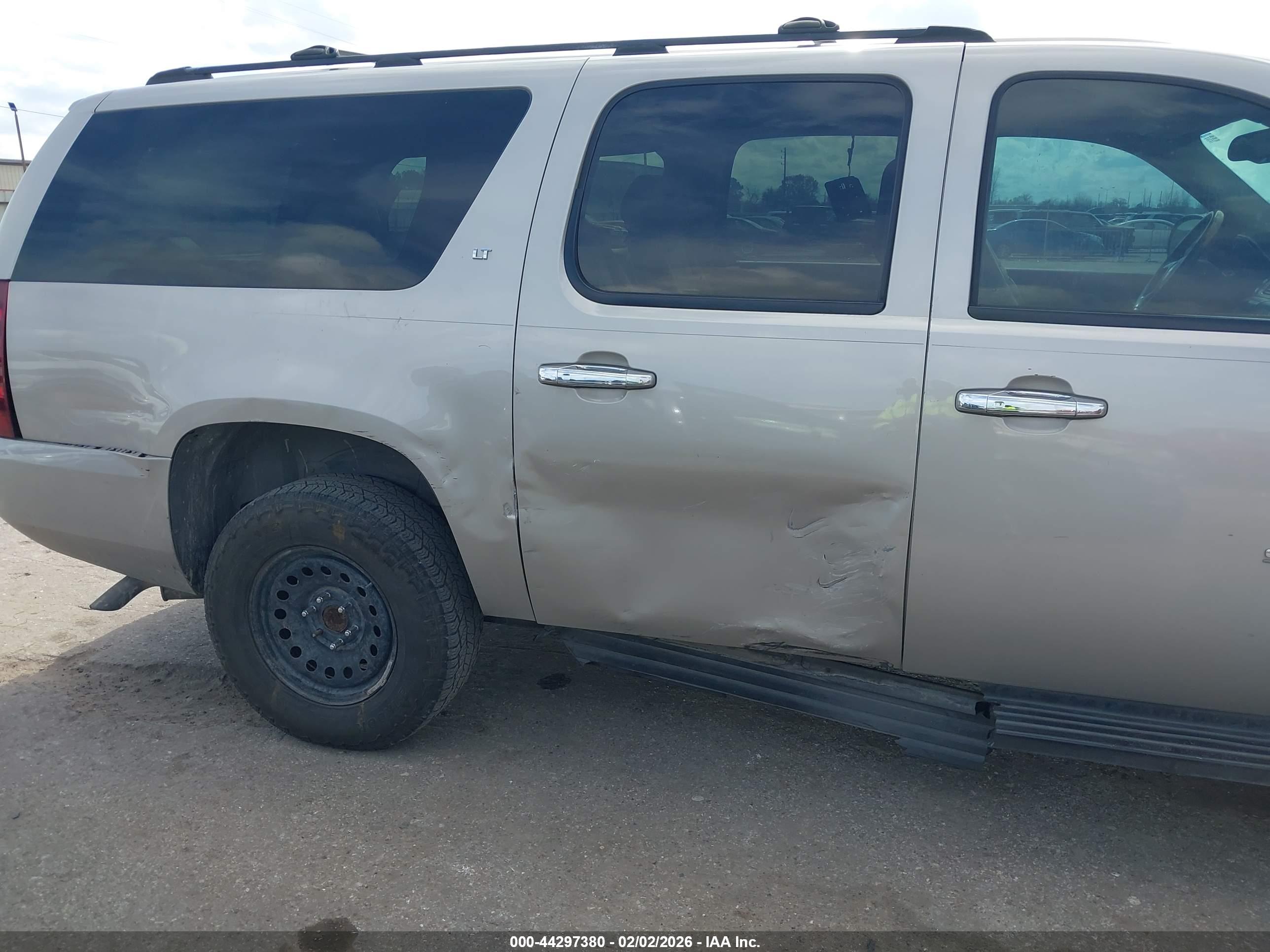 CHEVROLET SUBURBAN image 6