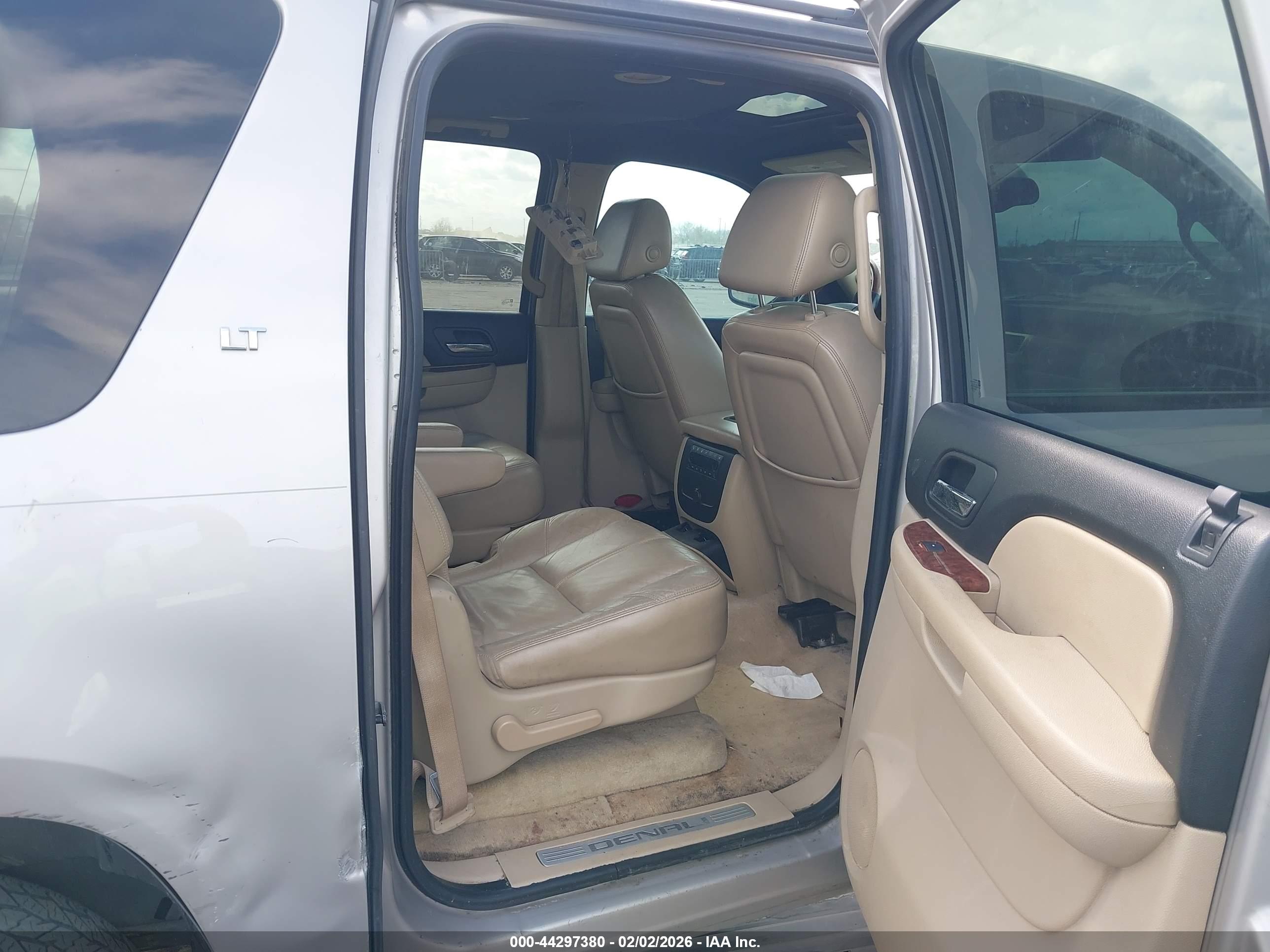 CHEVROLET SUBURBAN image 8