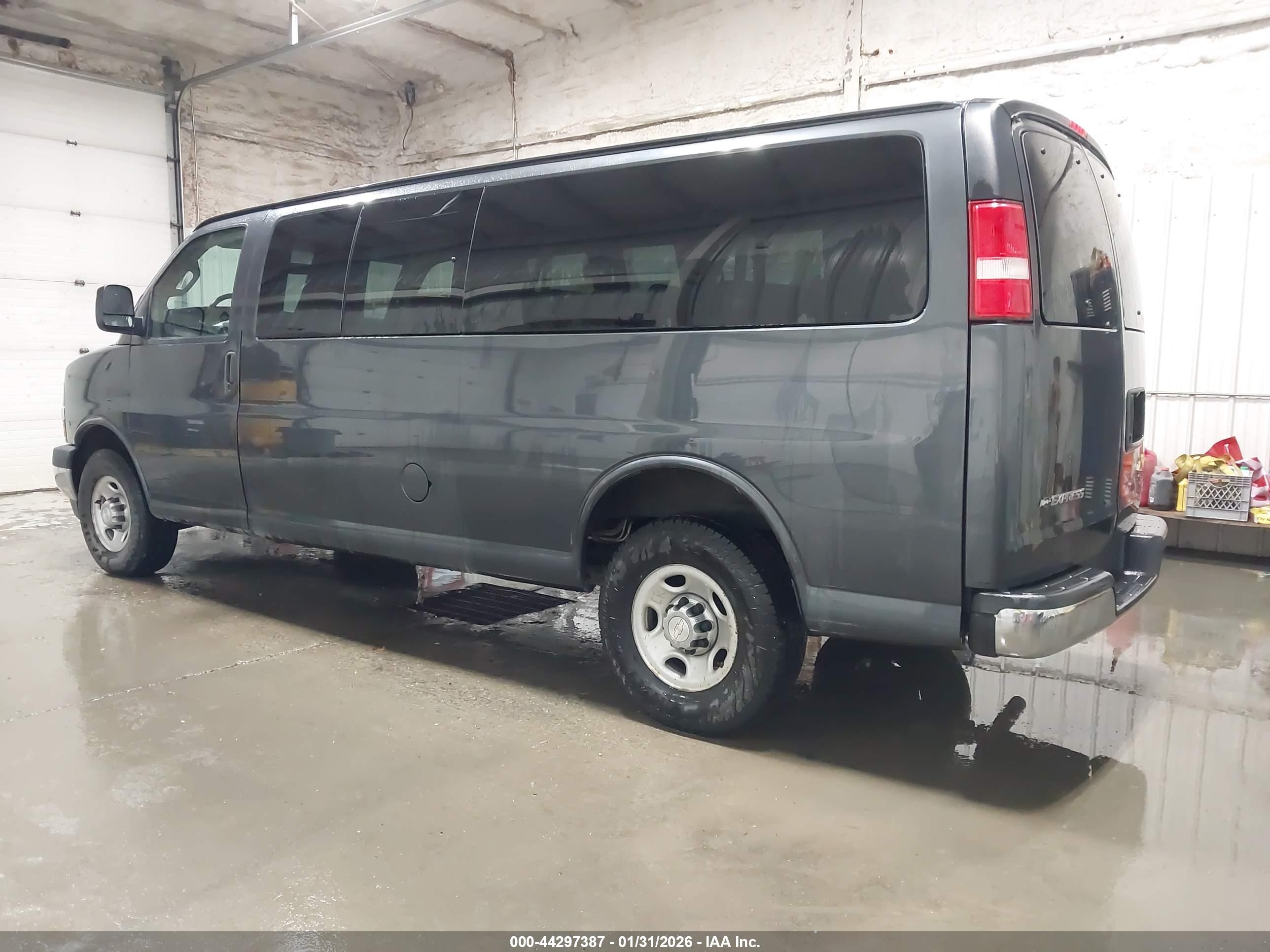 CHEVROLET EXPRESS image 3