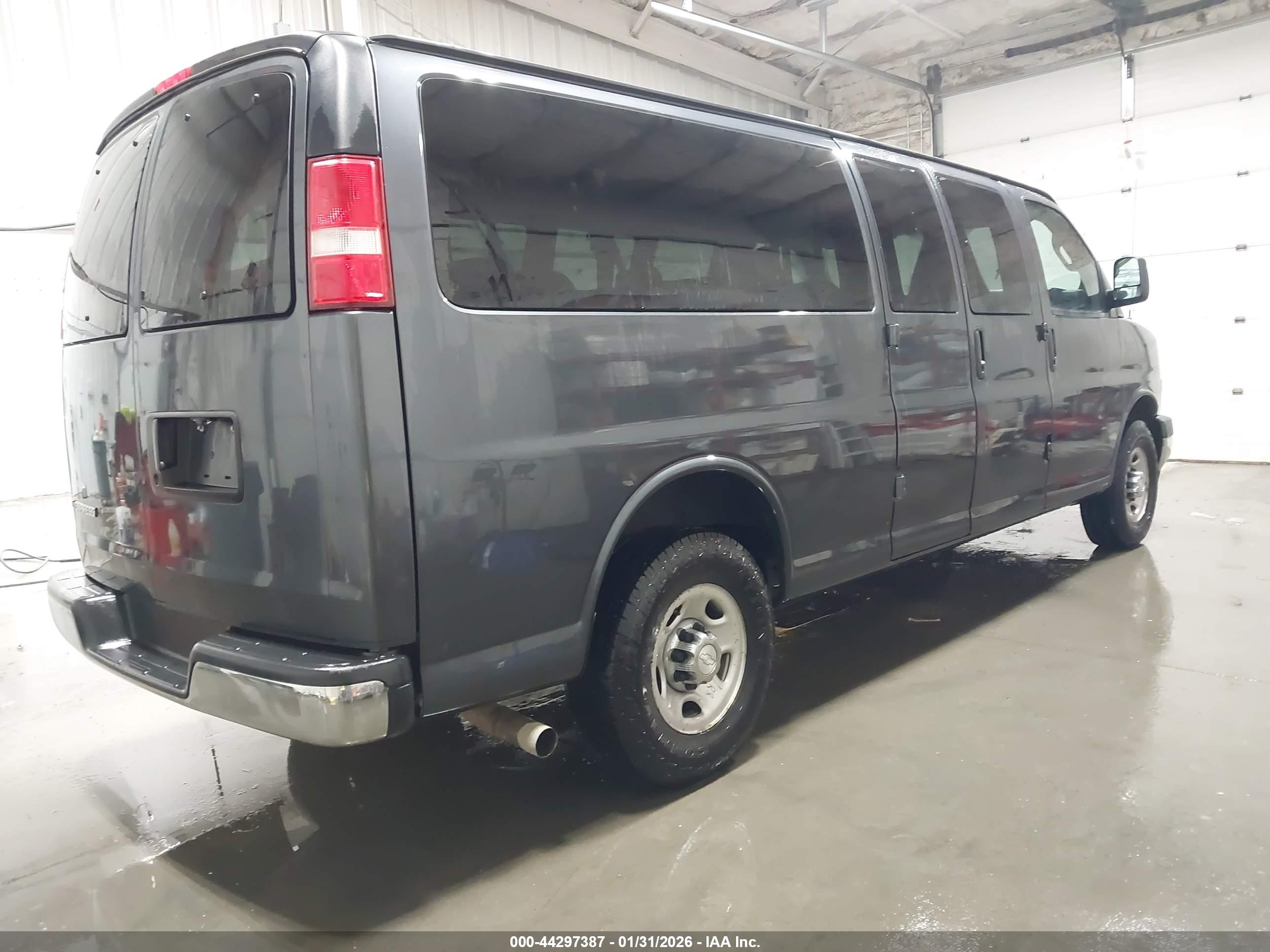 CHEVROLET EXPRESS image 4