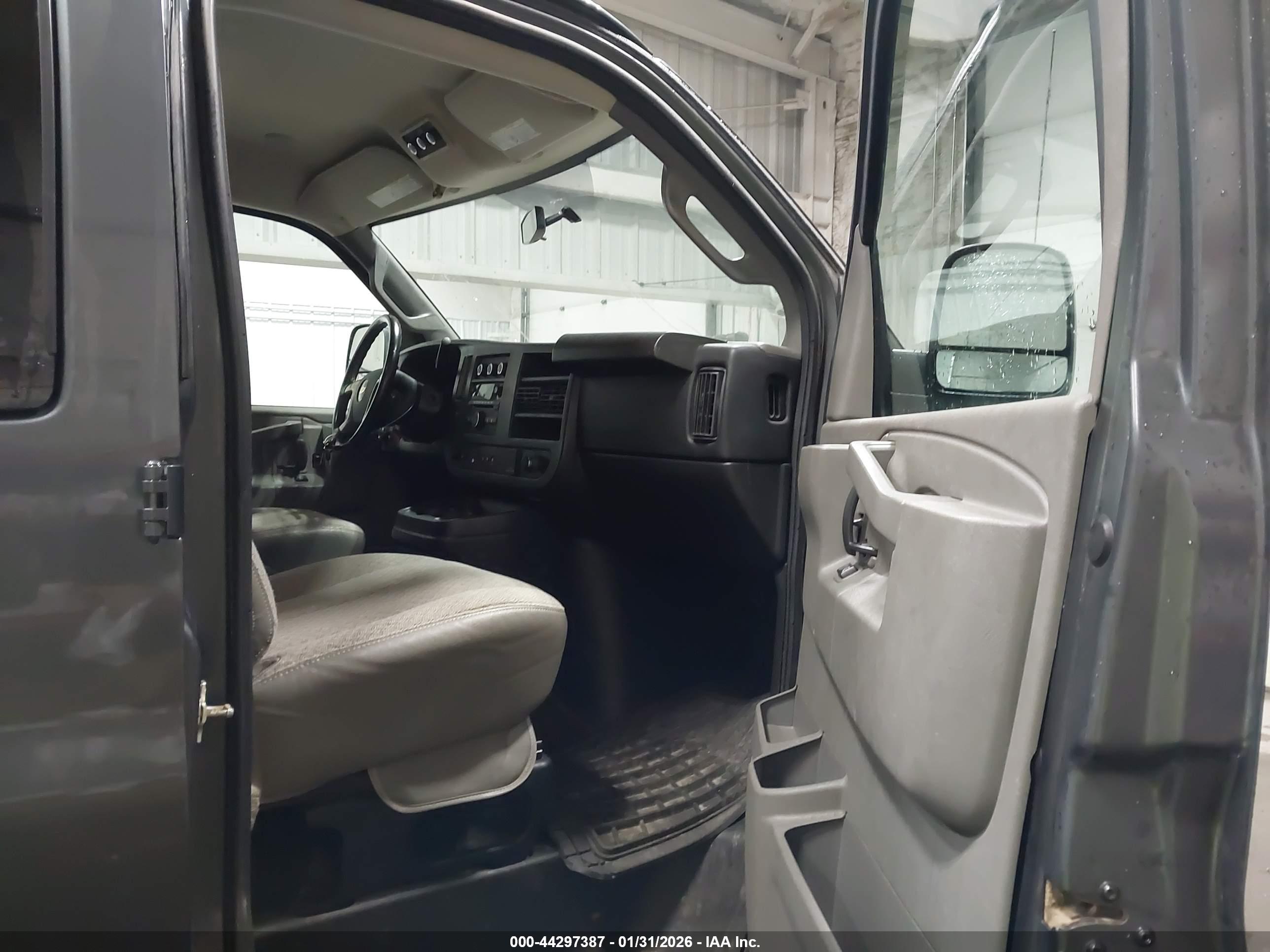 CHEVROLET EXPRESS image 5