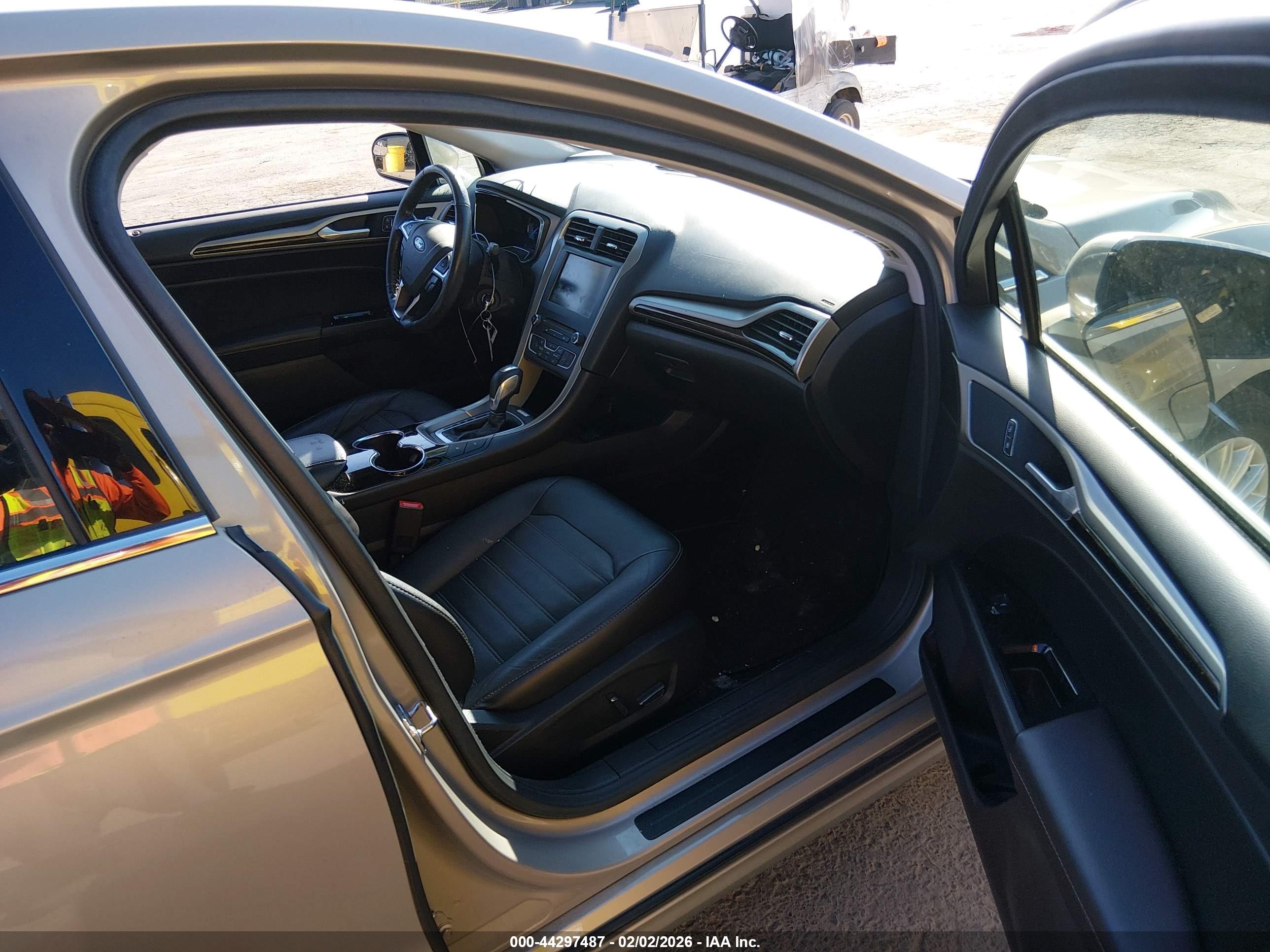 FORD FUSION image 5
