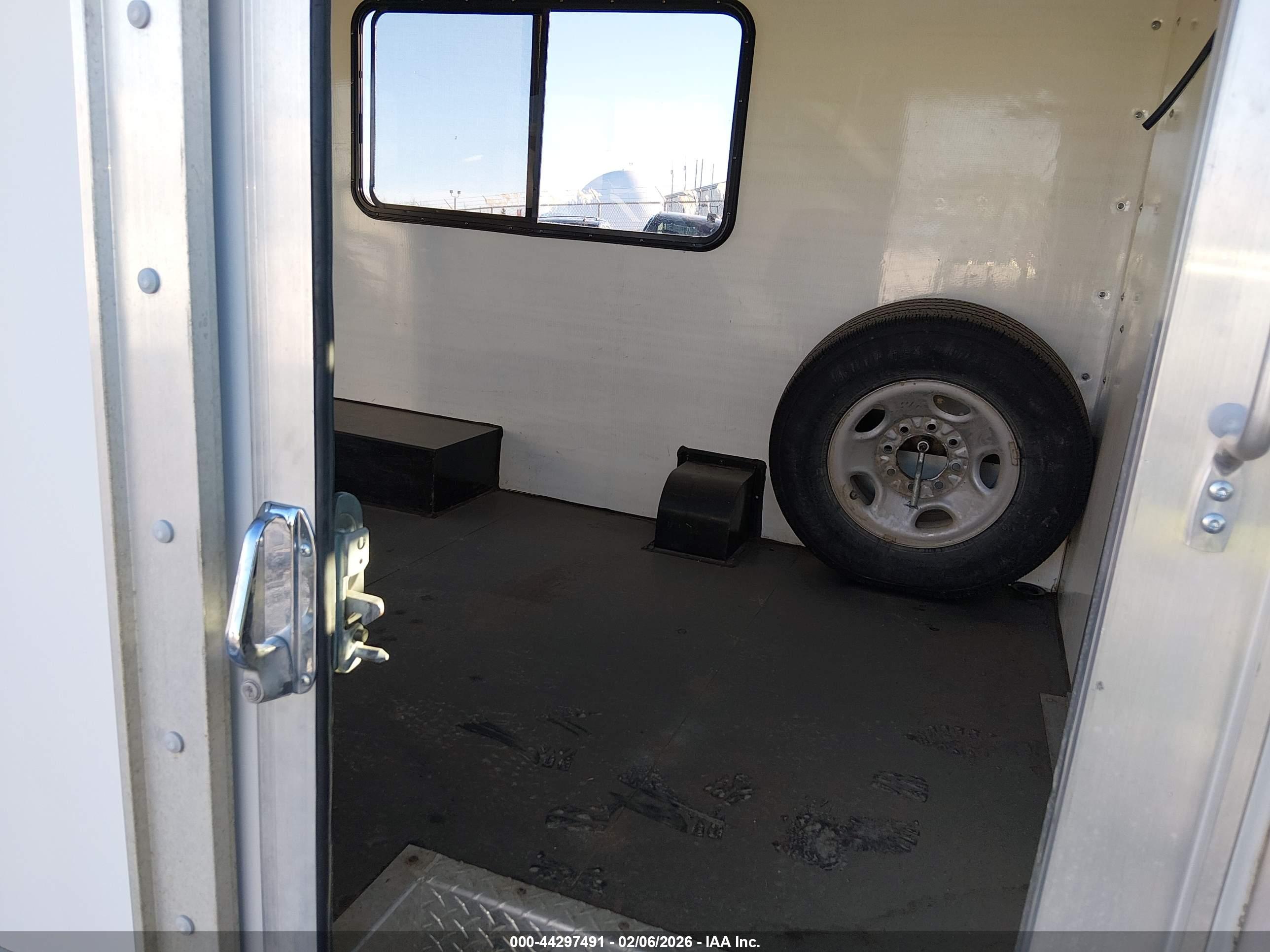 CHEVROLET EXPRESS image 8