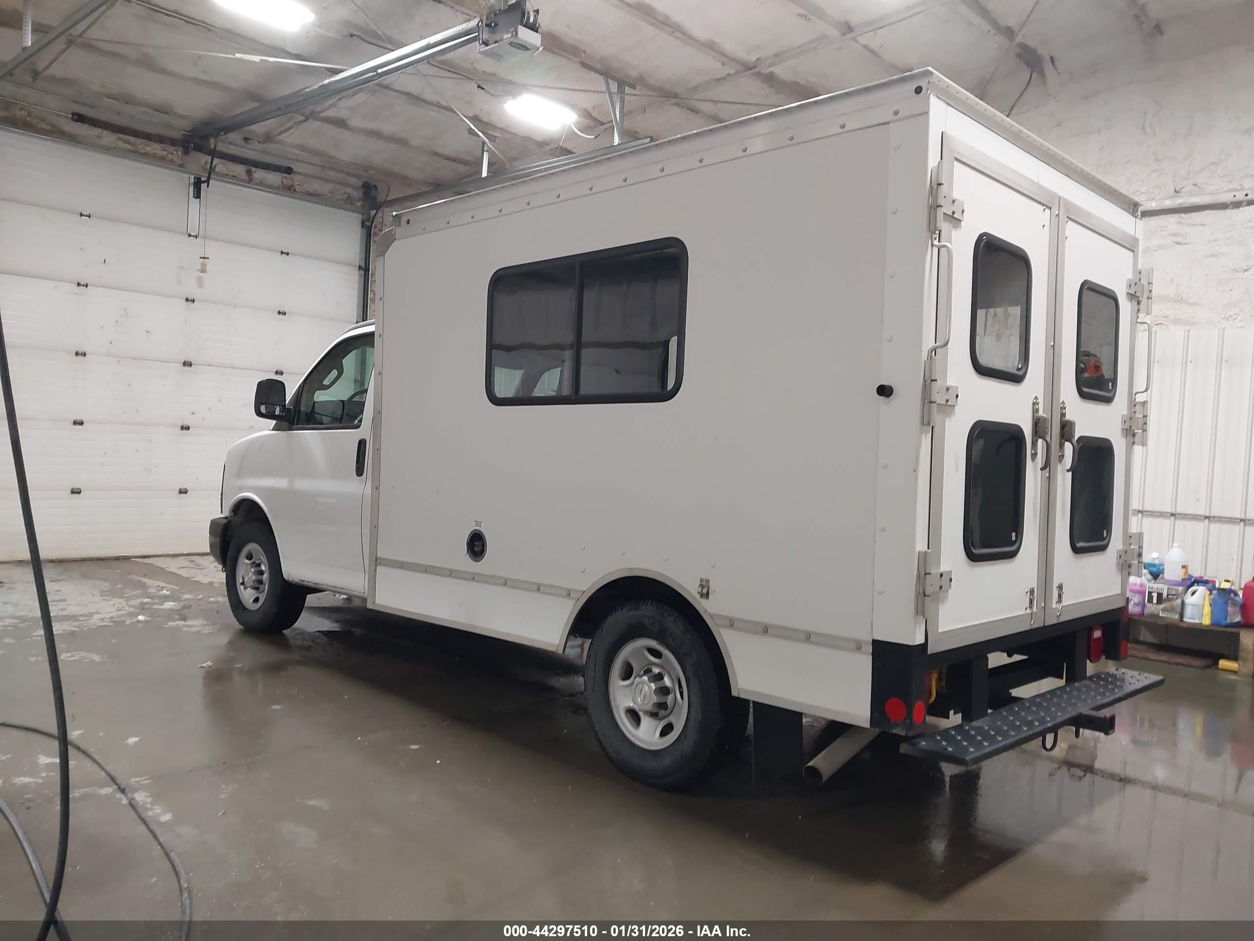 CHEVROLET EXPRESS image 3