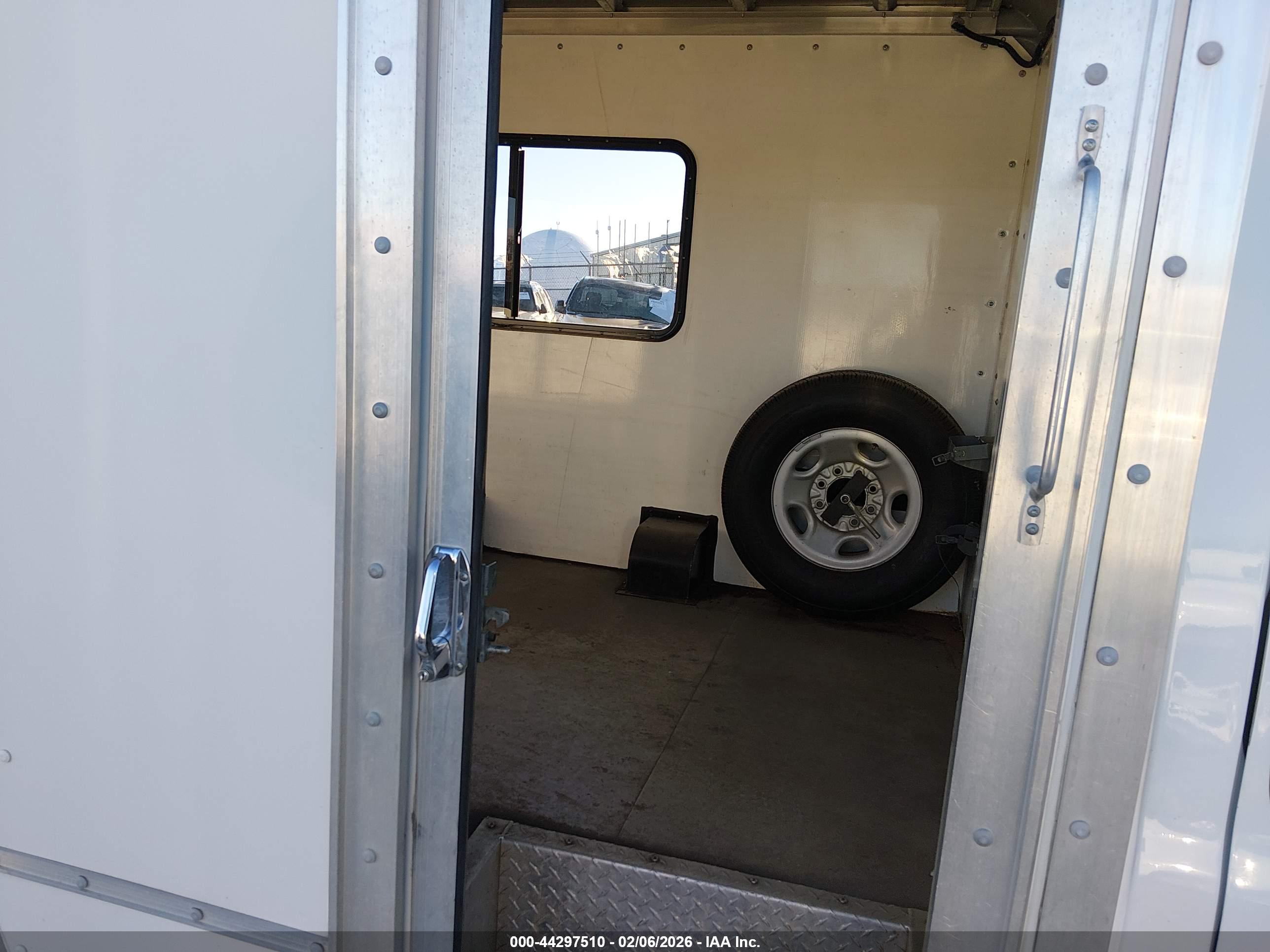 CHEVROLET EXPRESS image 8
