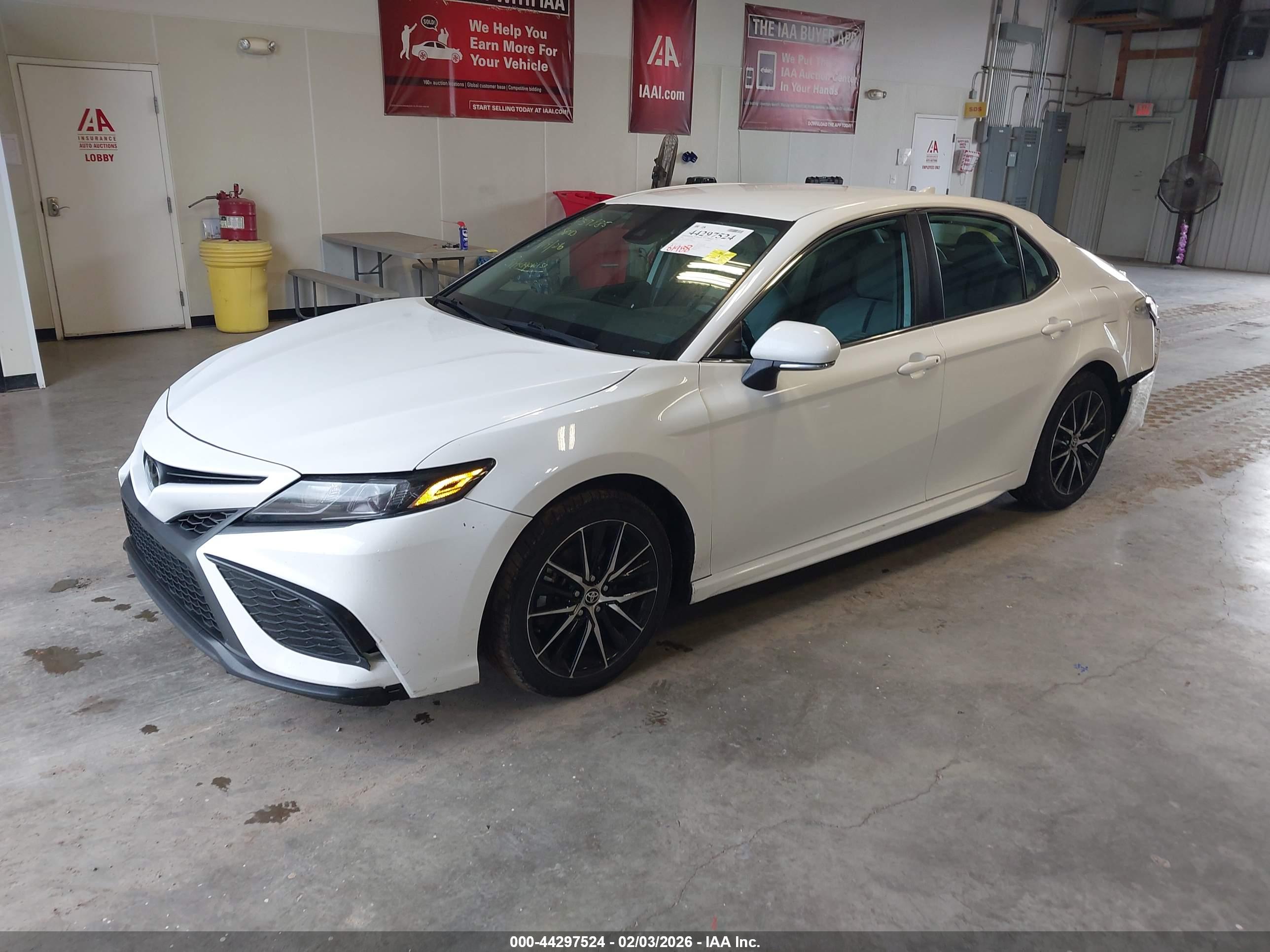 TOYOTA CAMRY image 2