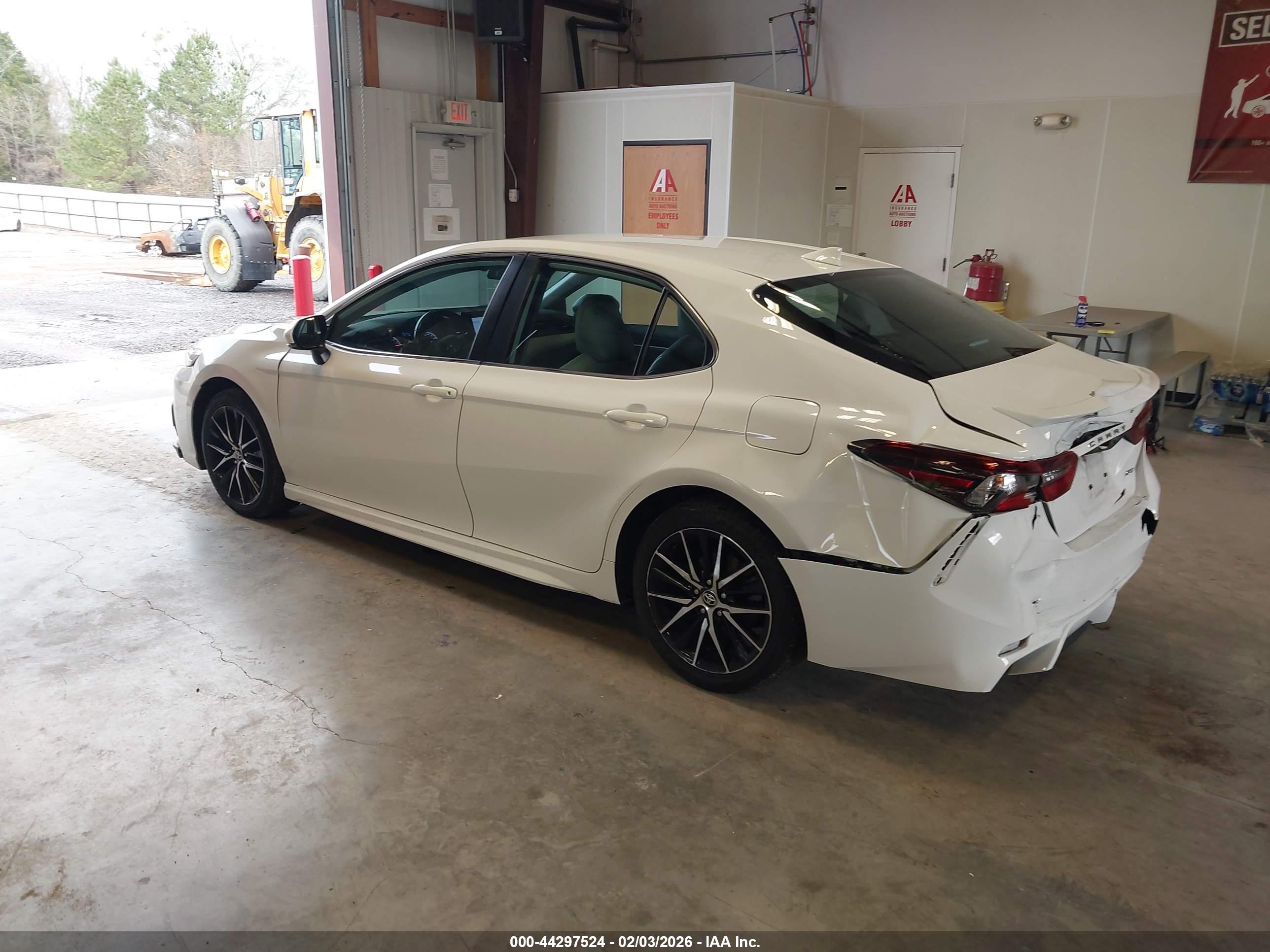 TOYOTA CAMRY image 3