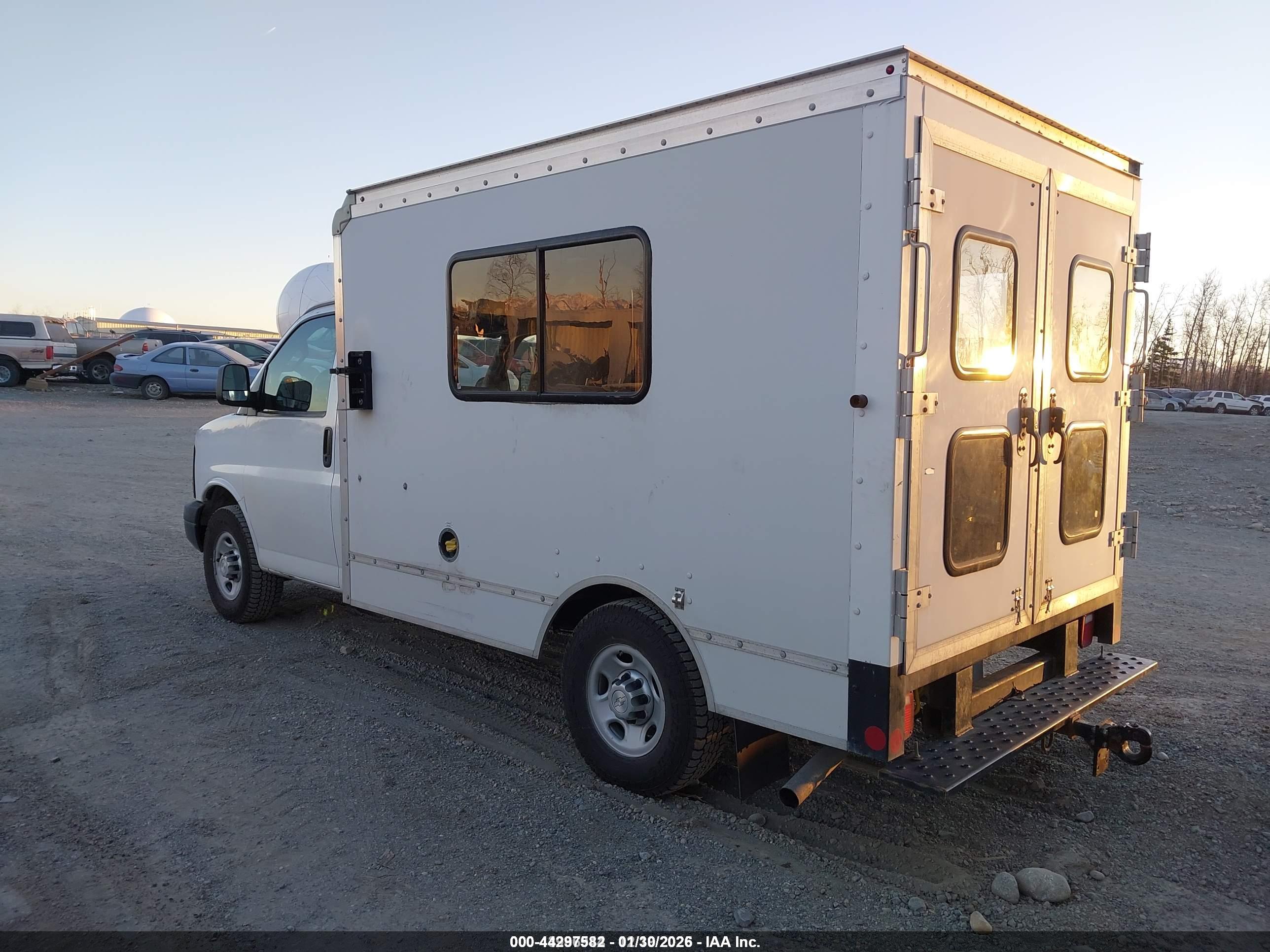 CHEVROLET EXPRESS image 3