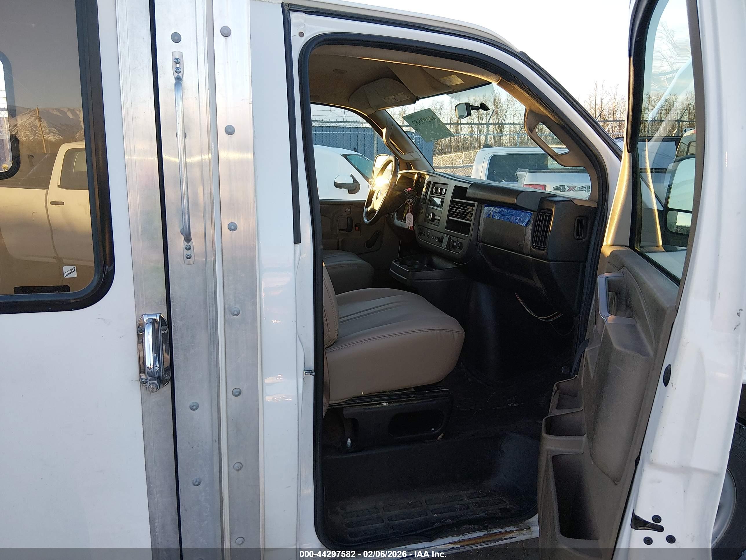 CHEVROLET EXPRESS image 5