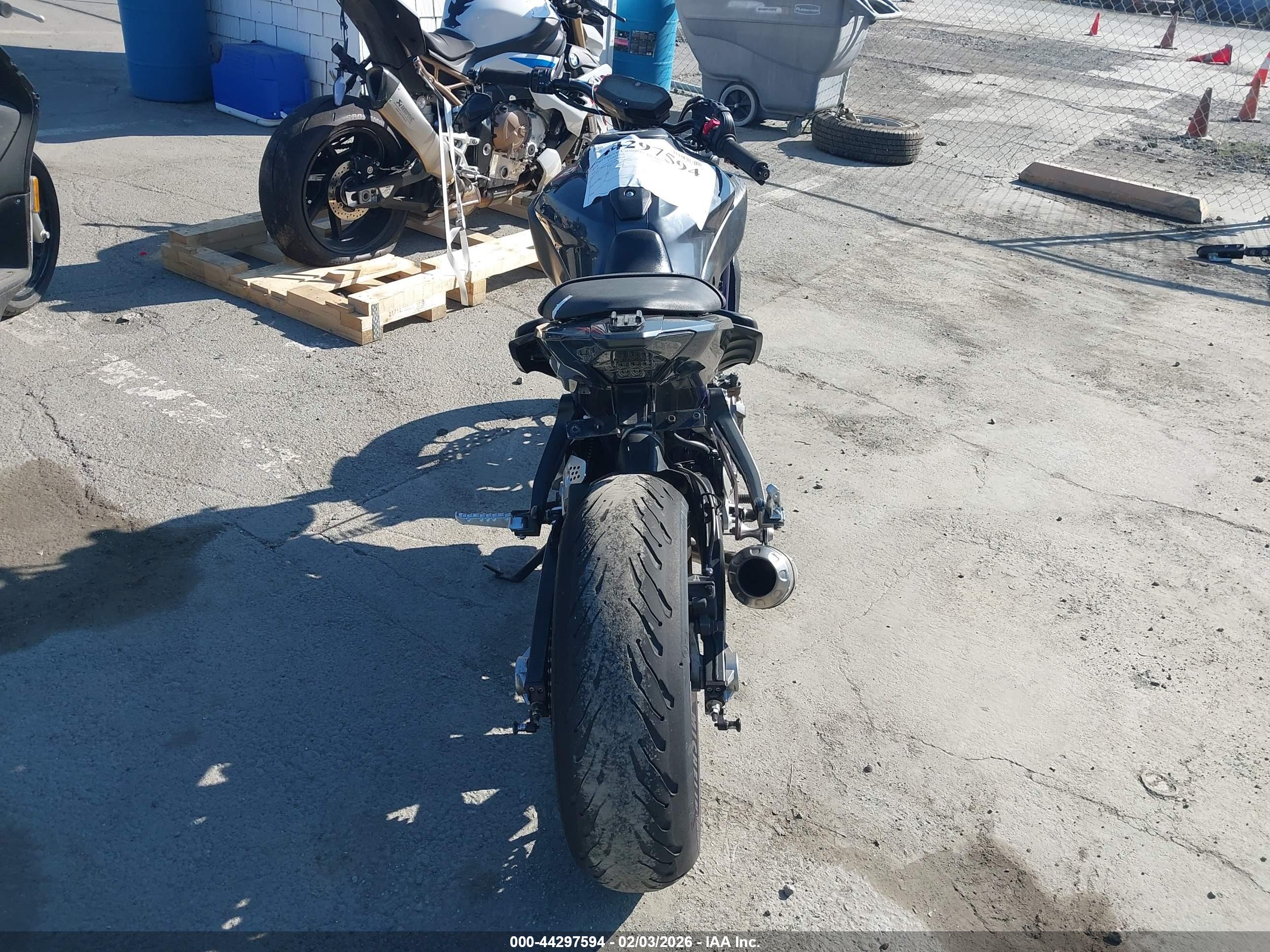 YAMAHA FZ07 image 6