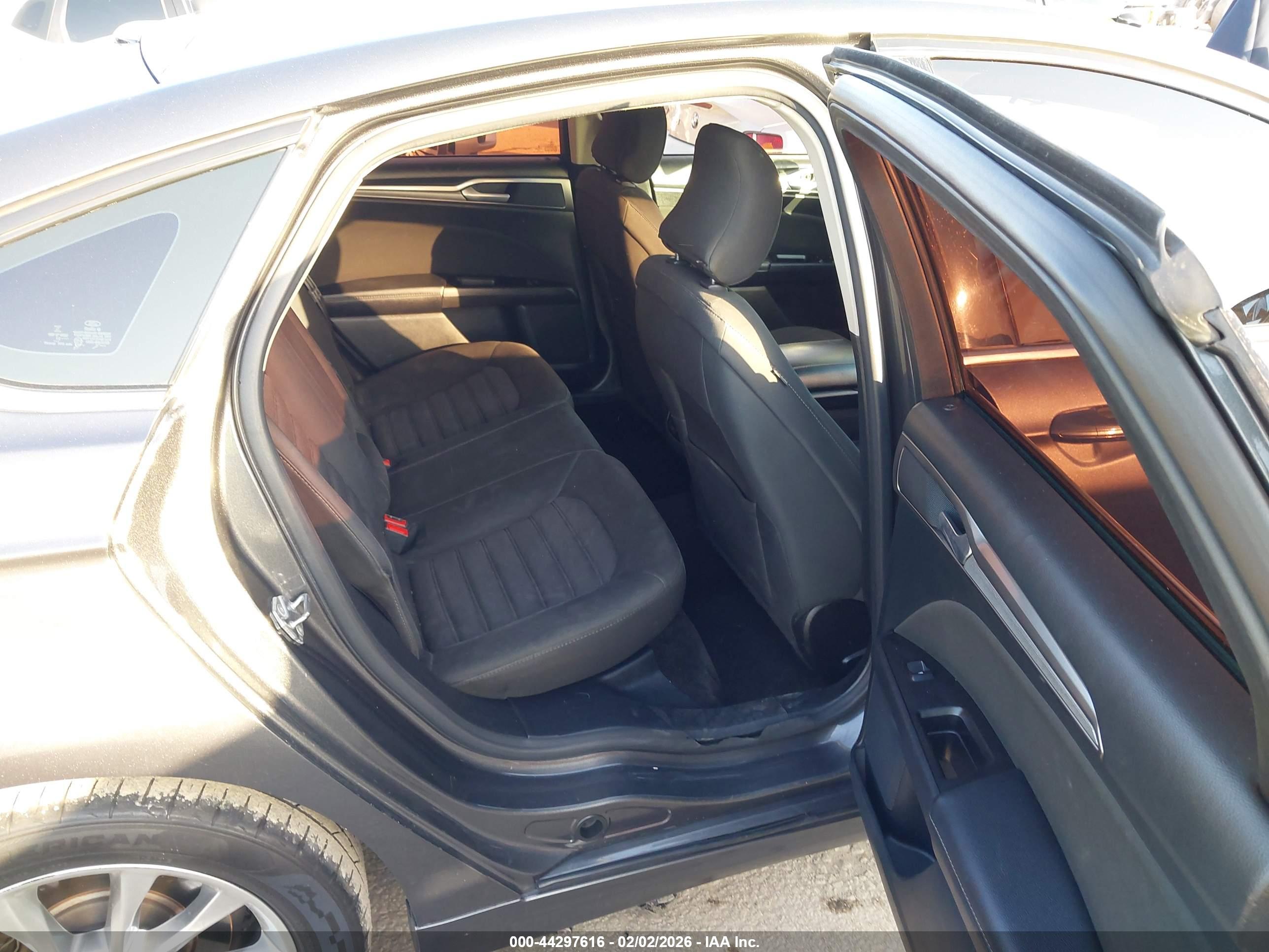 FORD FUSION image 8