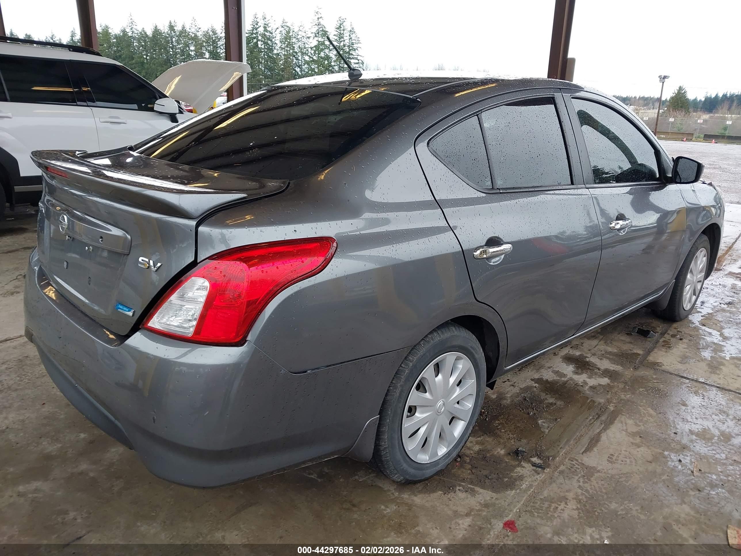 NISSAN VERSA image 4