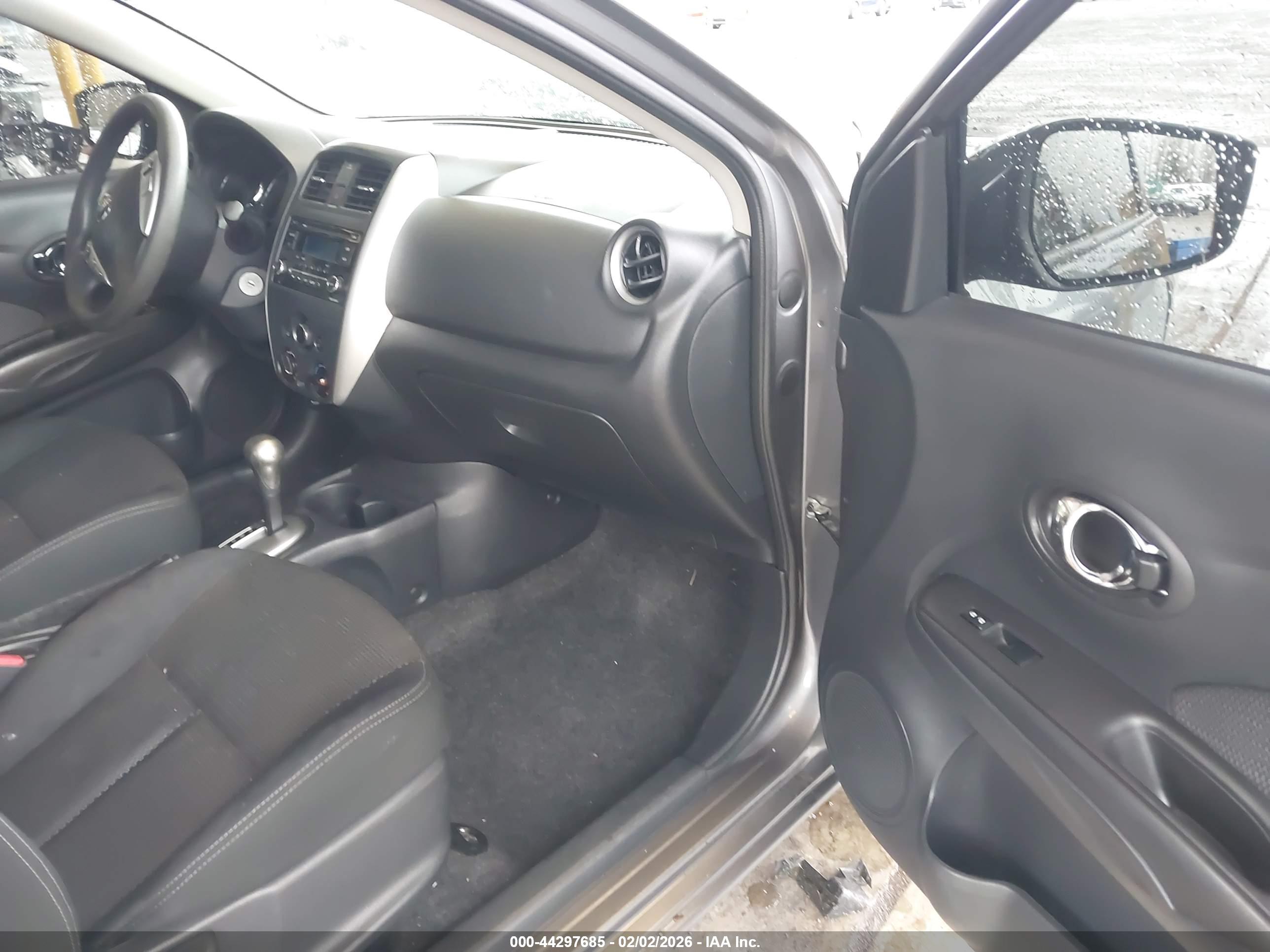 NISSAN VERSA image 5