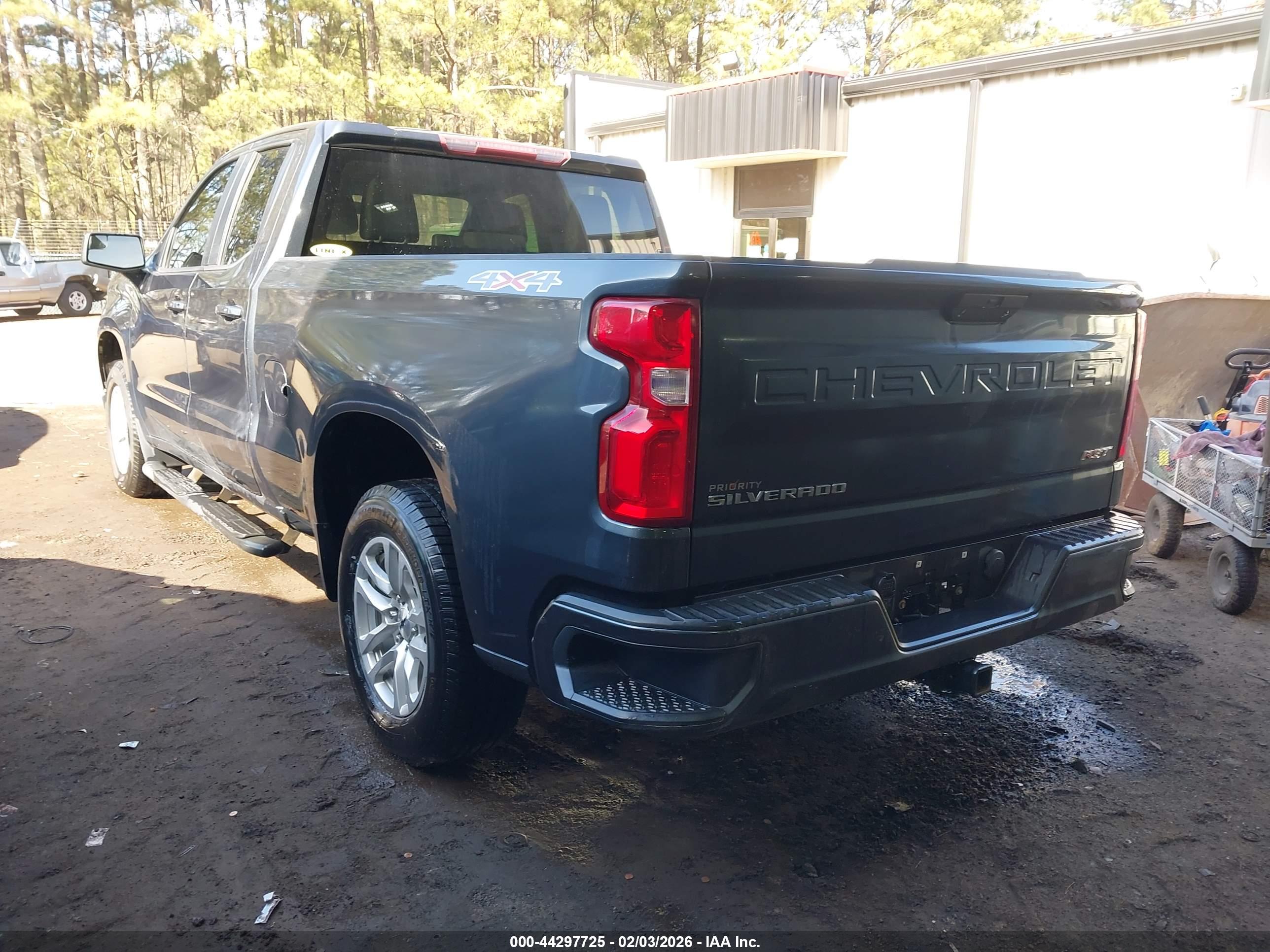 CHEVROLET SILVERADO image 3
