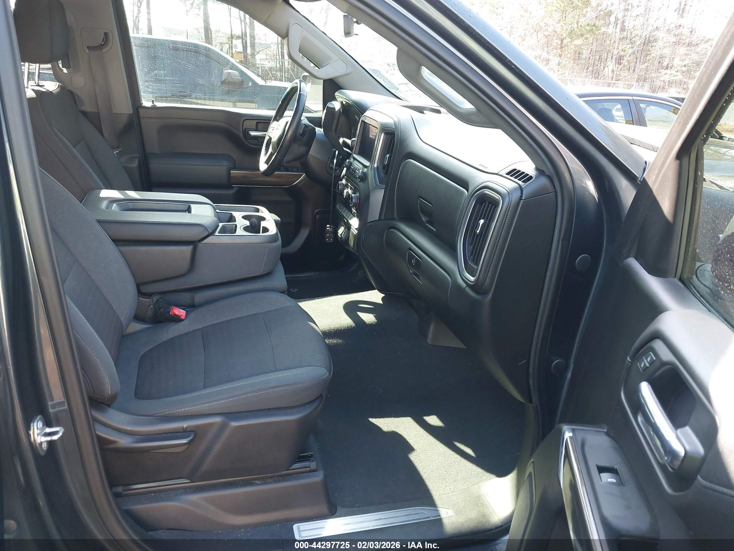 CHEVROLET SILVERADO image 5