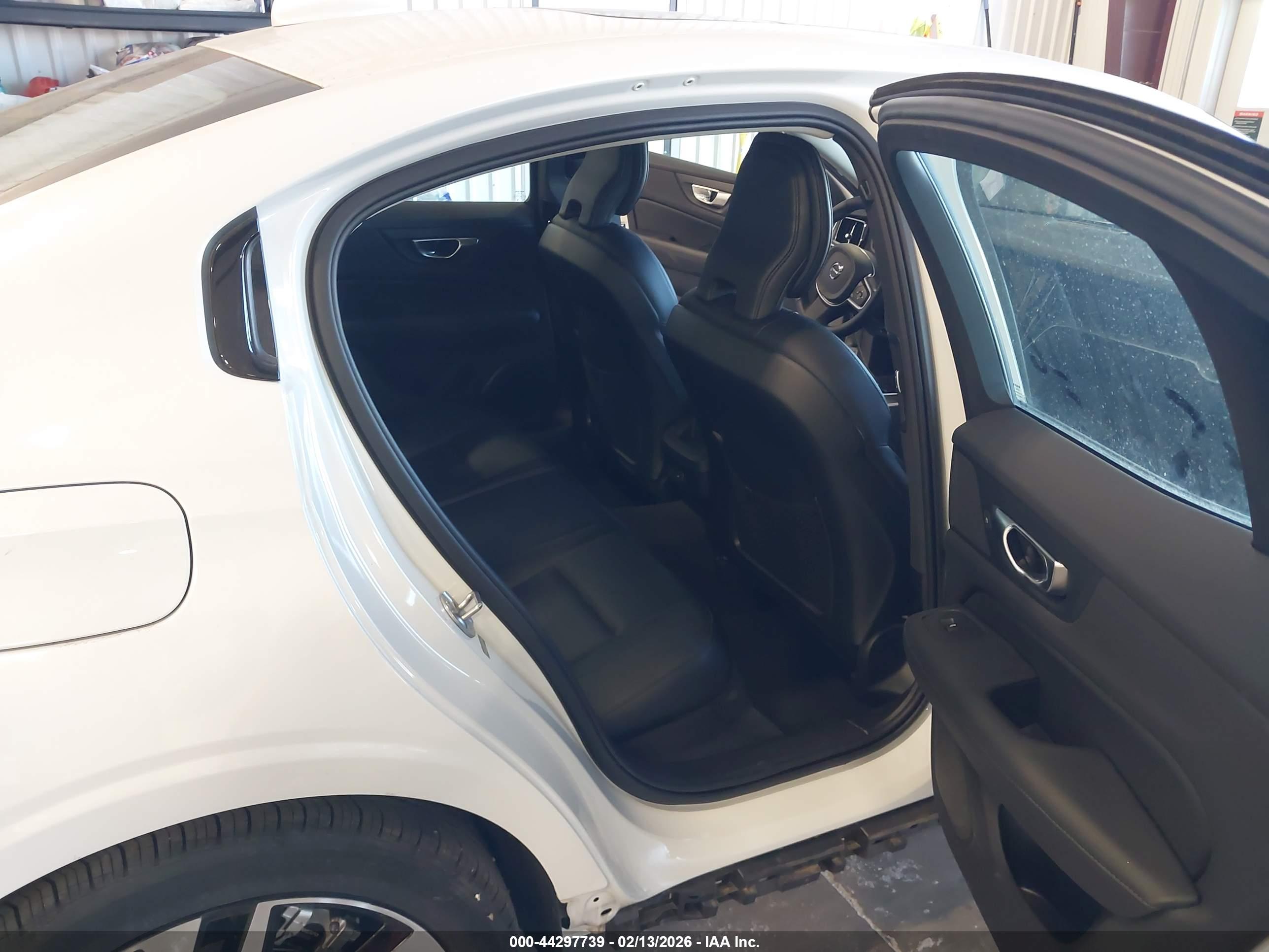 VOLVO S60 image 8