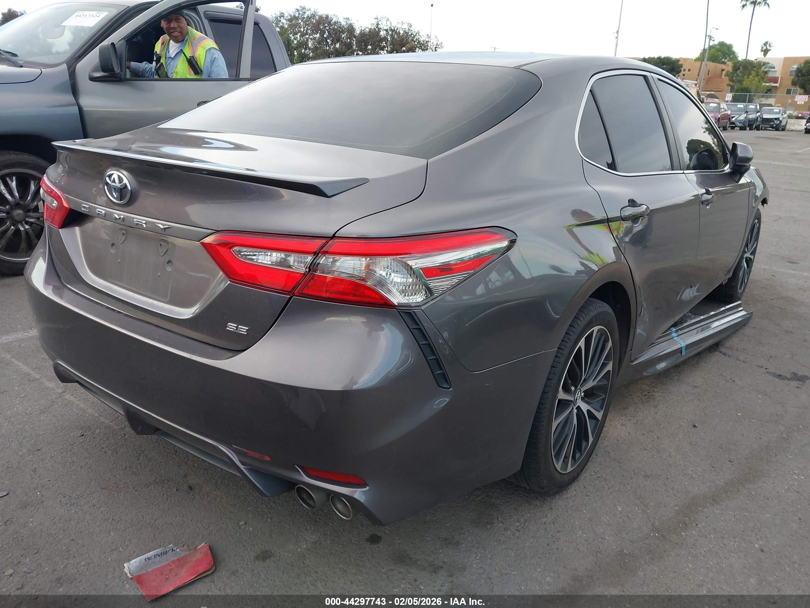 TOYOTA CAMRY image 4