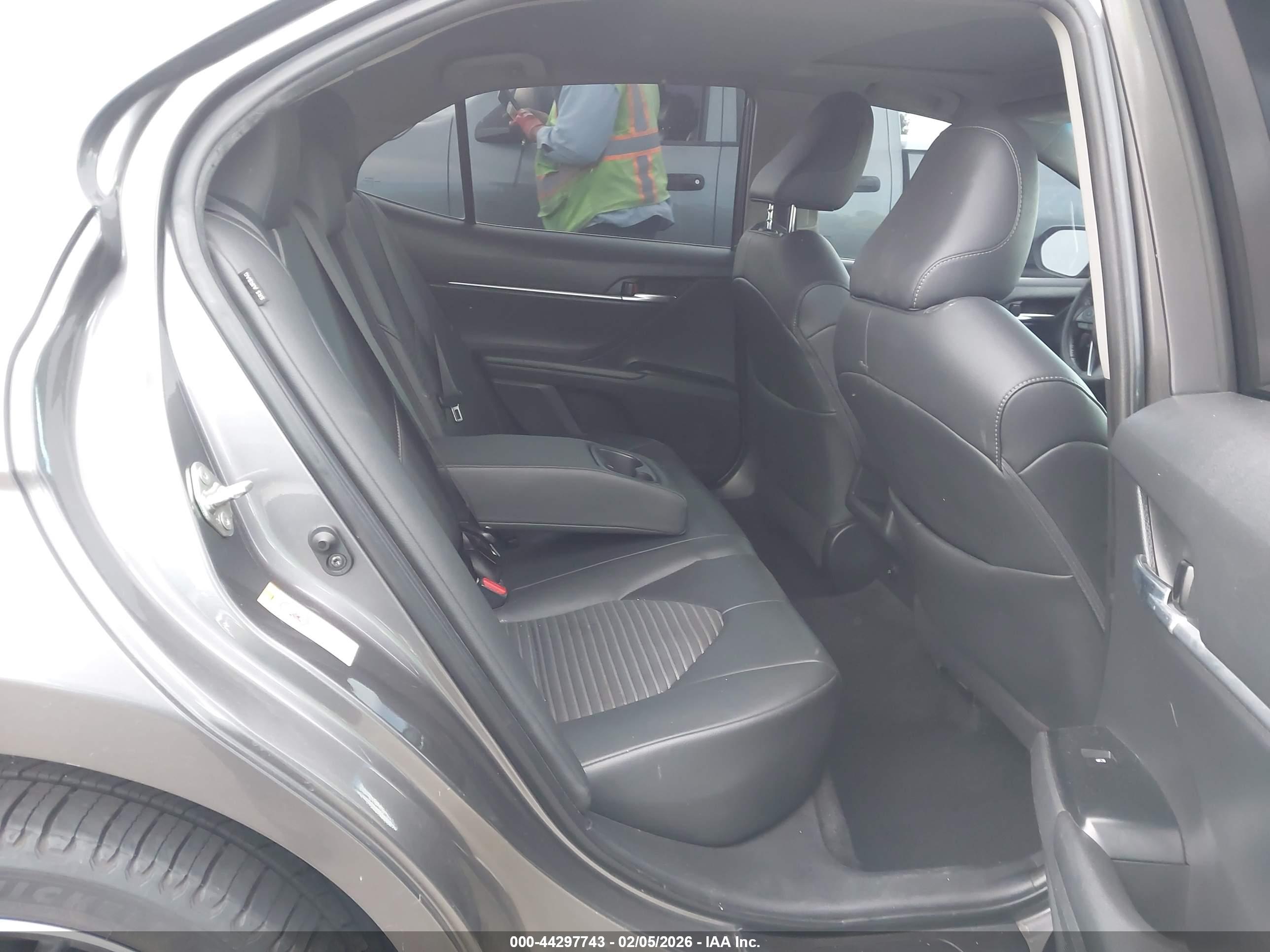 TOYOTA CAMRY image 8