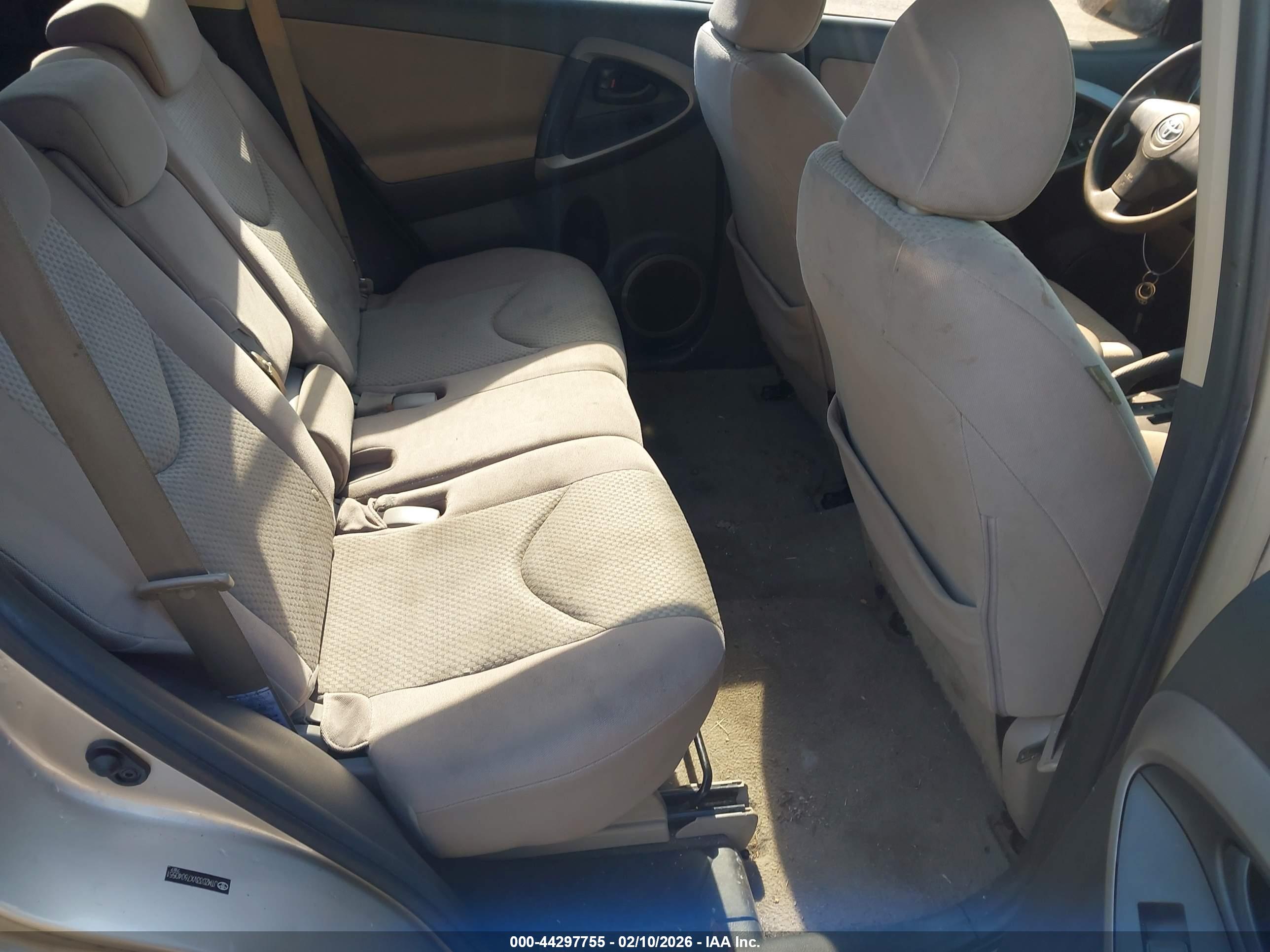 TOYOTA RAV4 image 8