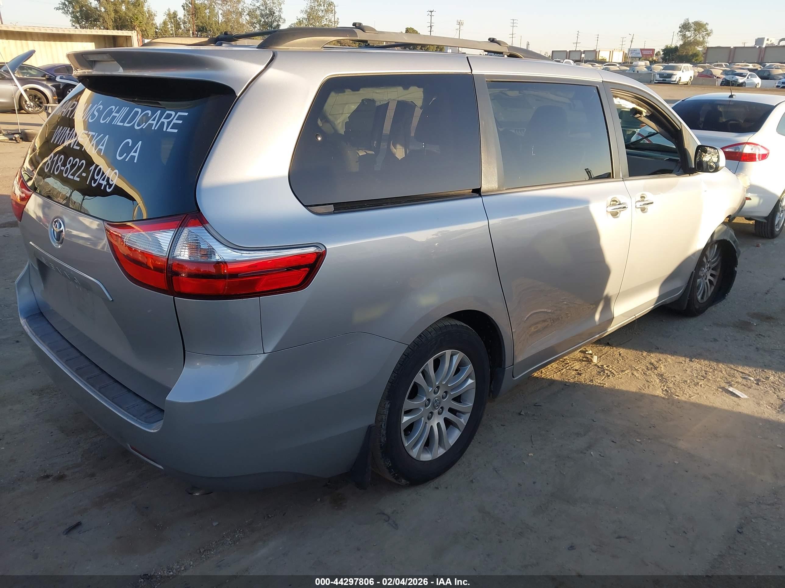 TOYOTA SIENNA image 4