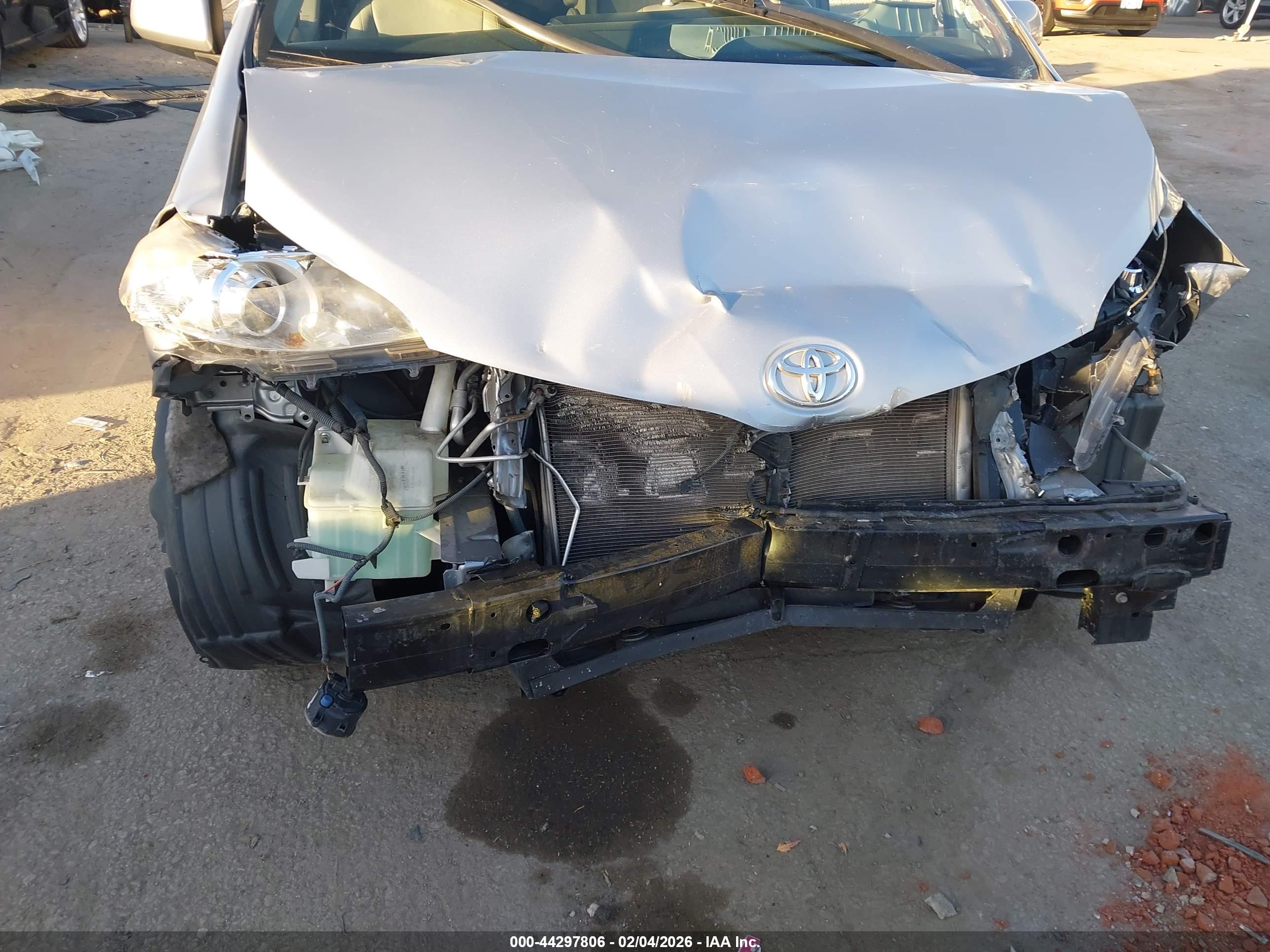 TOYOTA SIENNA image 6