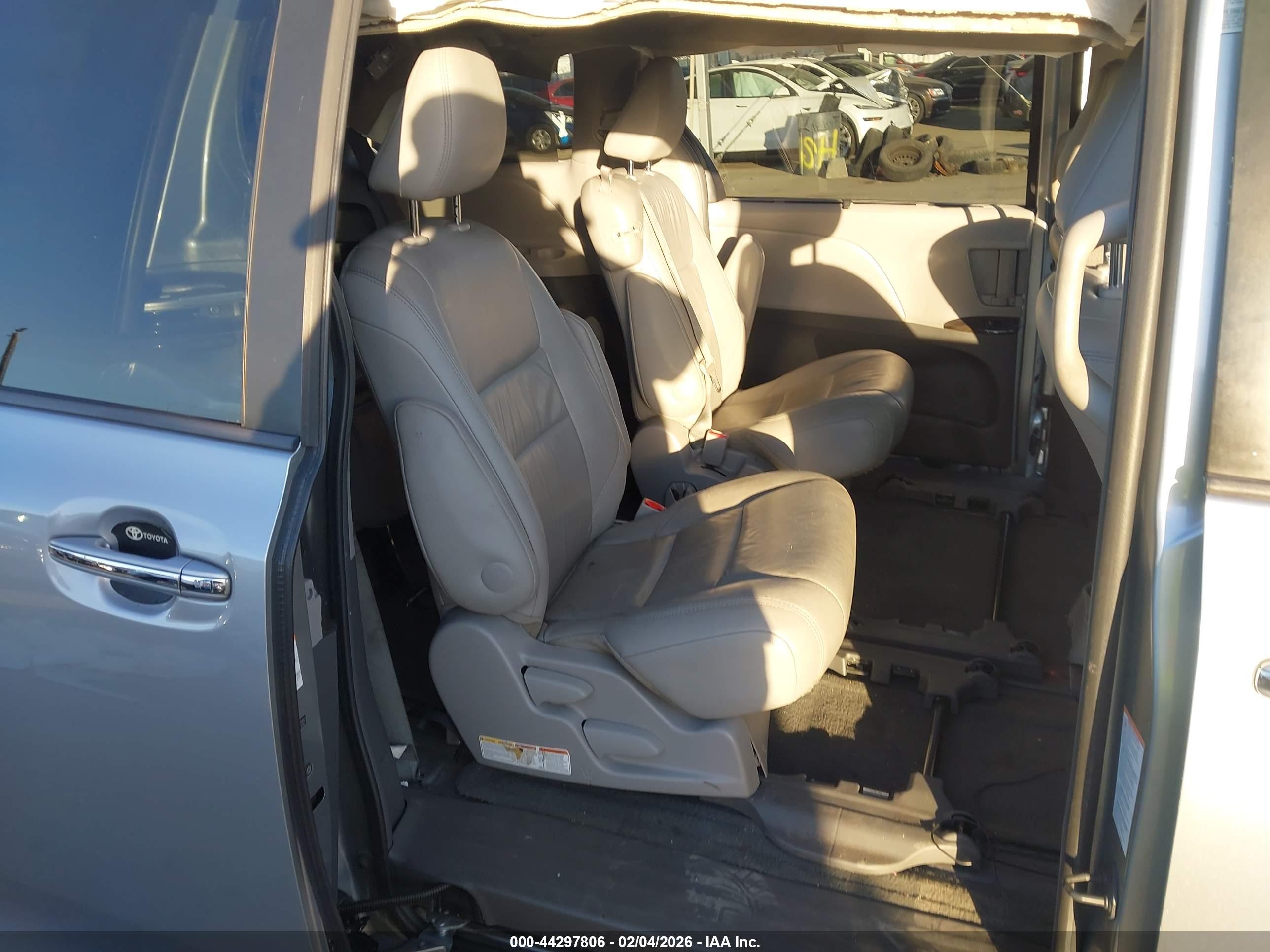 TOYOTA SIENNA image 8
