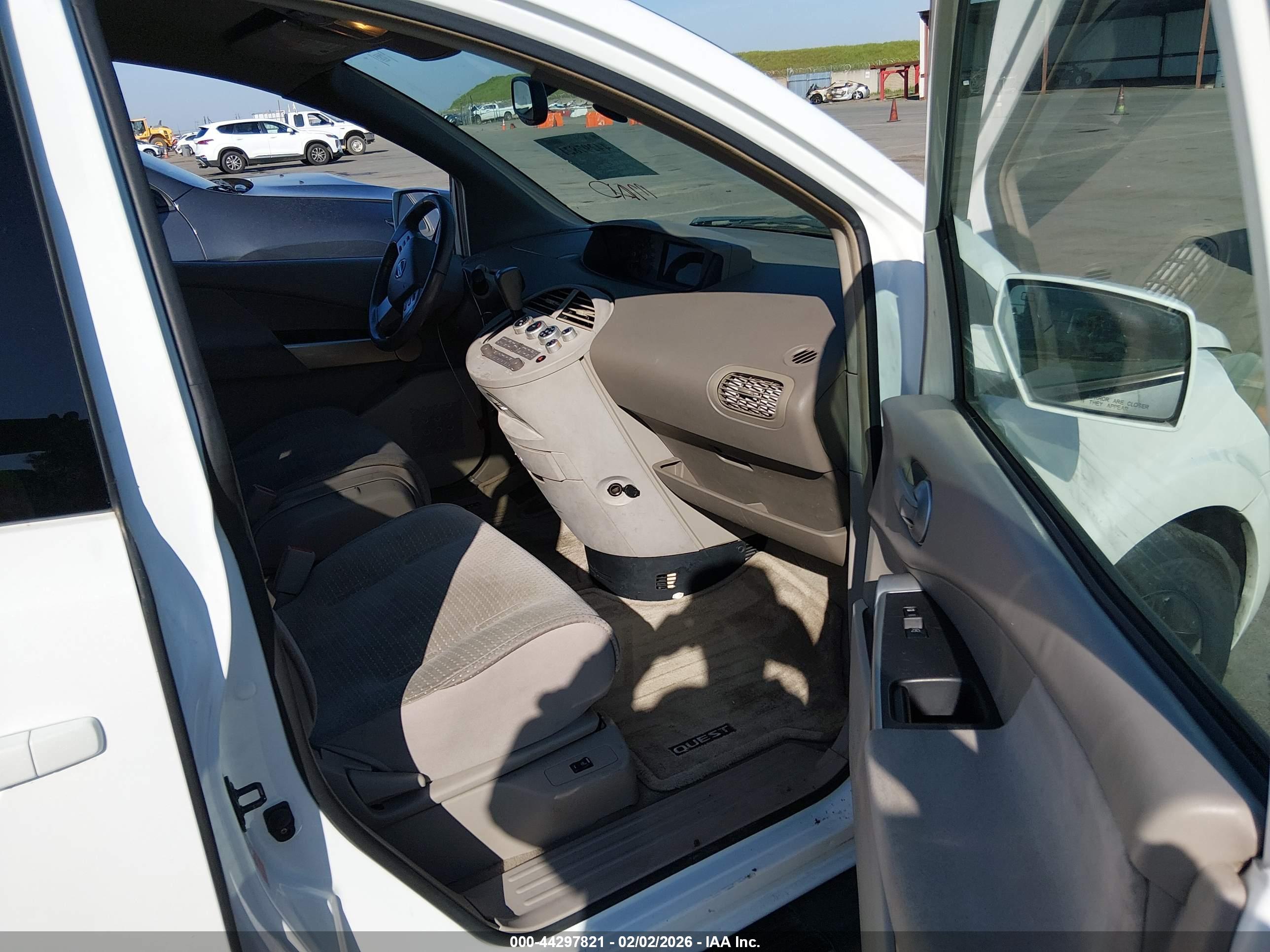 NISSAN QUEST image 5