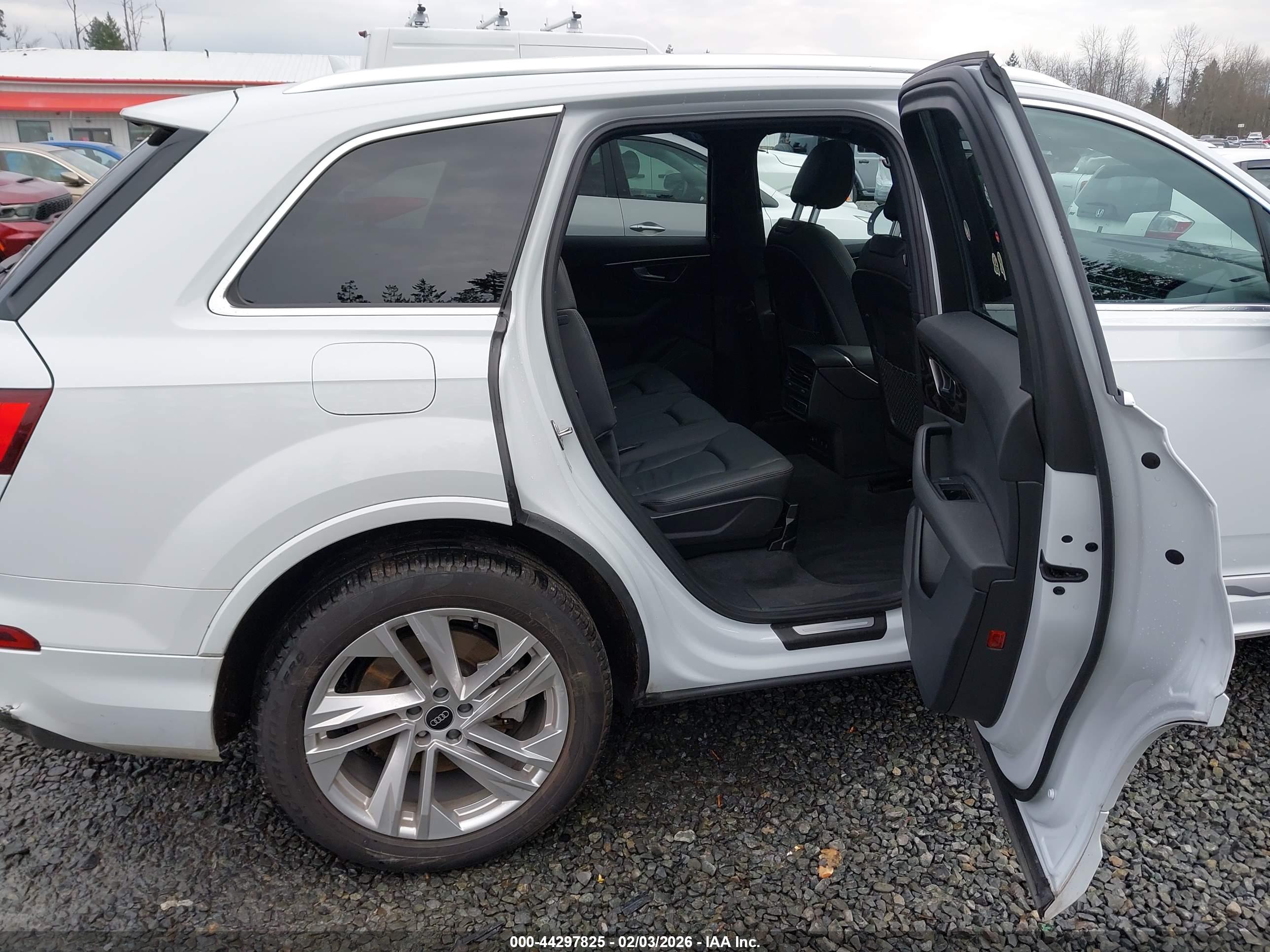 AUDI Q7 image 8