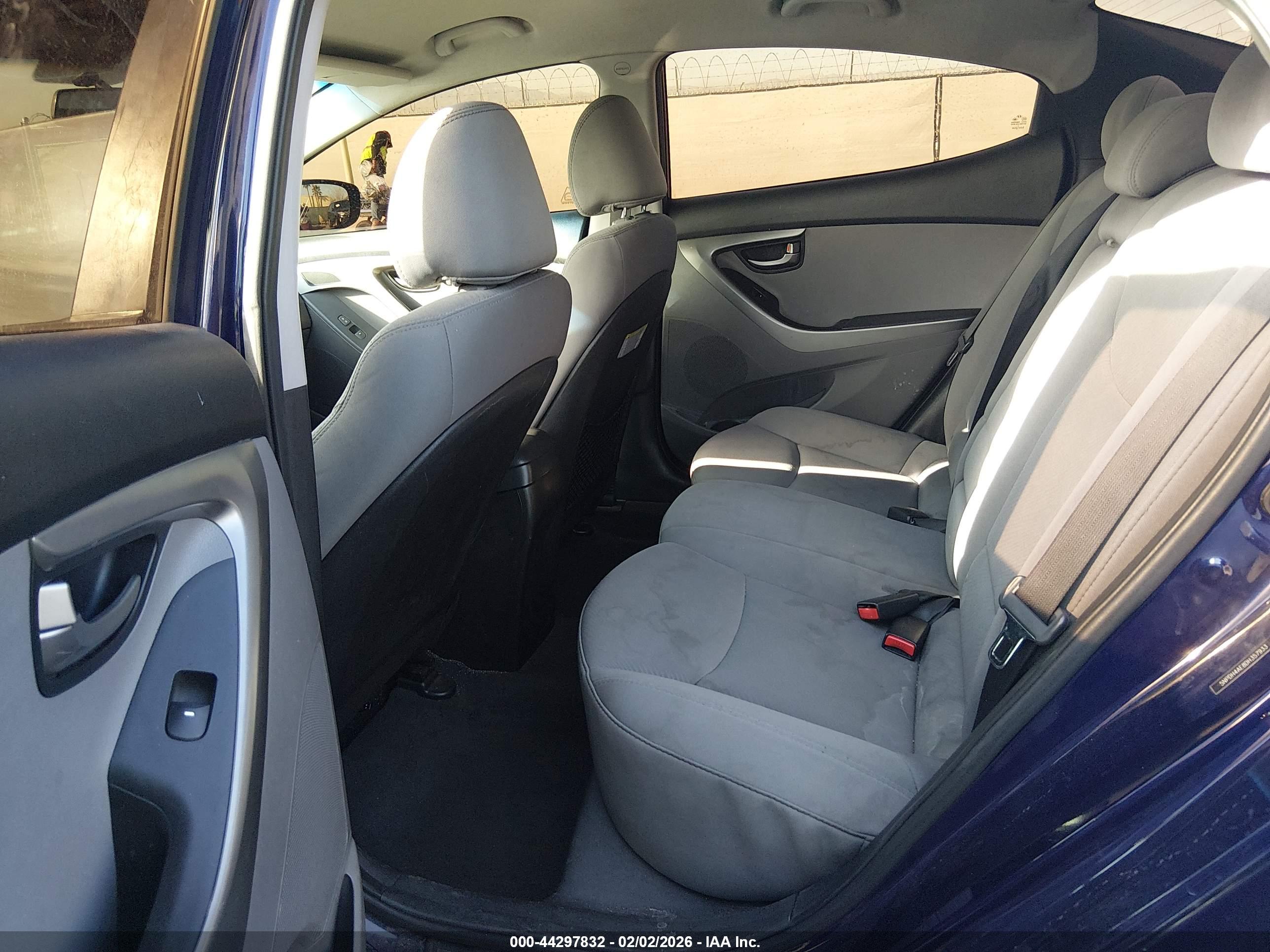 HYUNDAI ELANTRA image 8