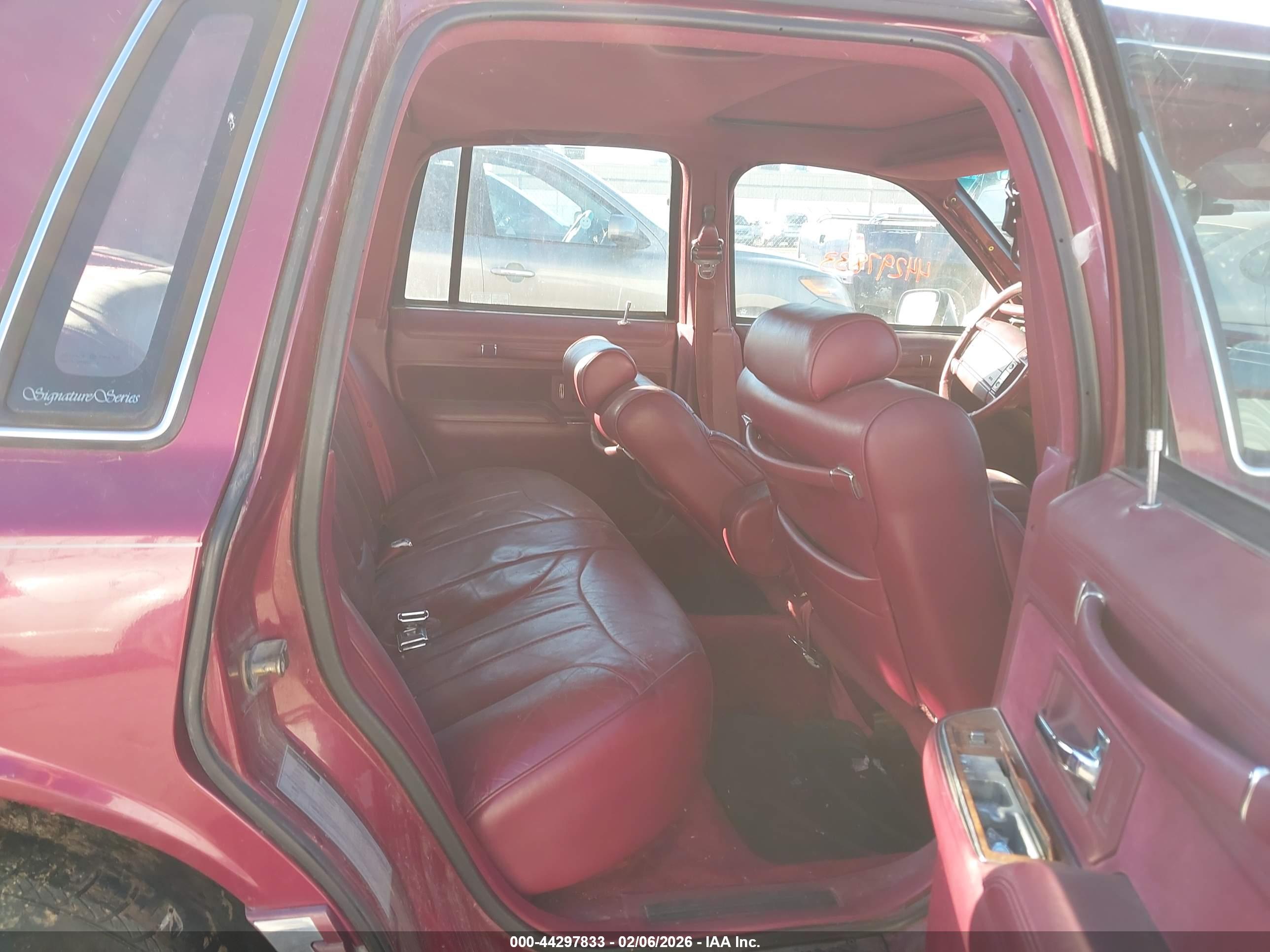 LINCOLN TOWN image 8