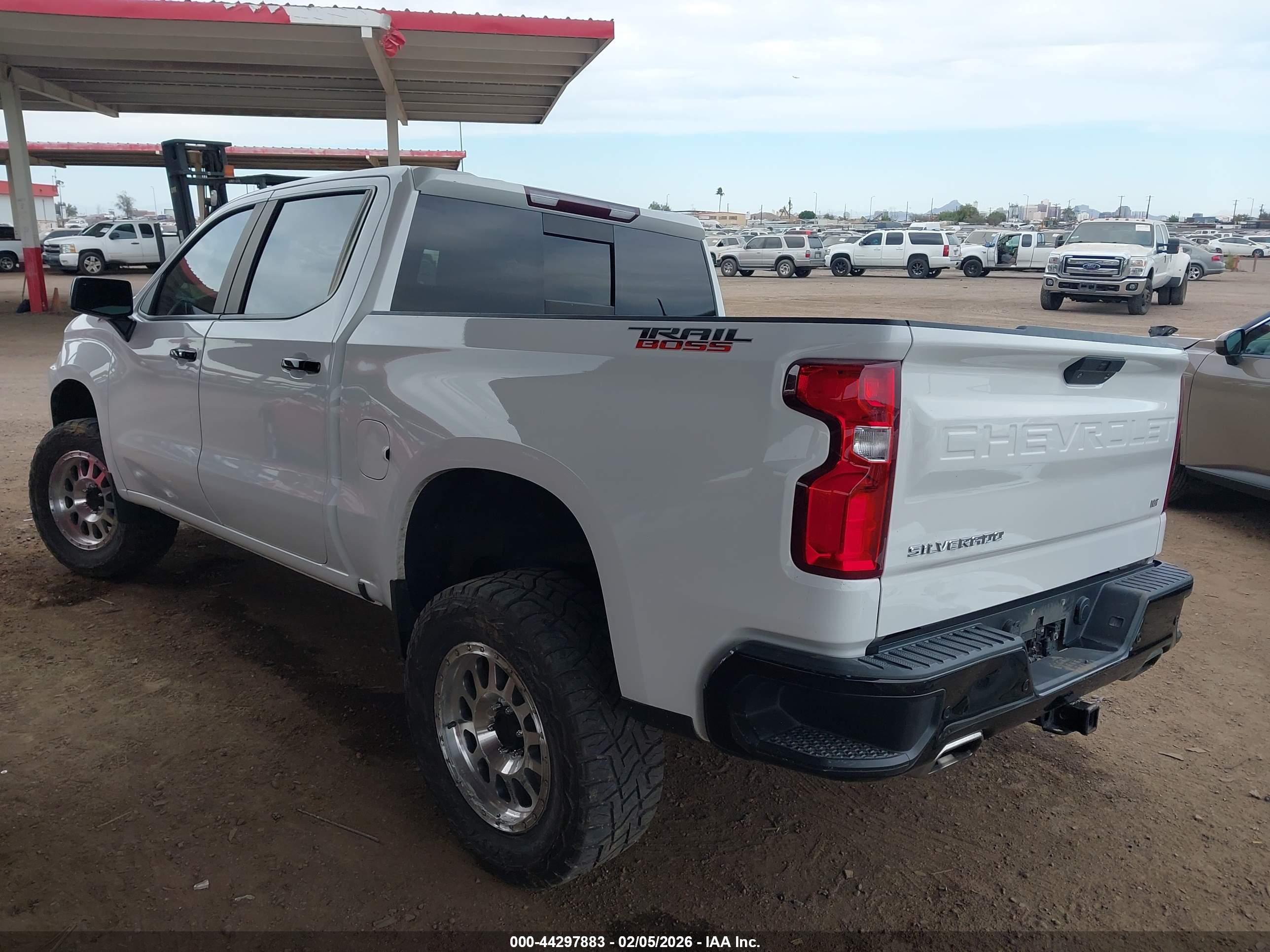 CHEVROLET SILVERADO image 3