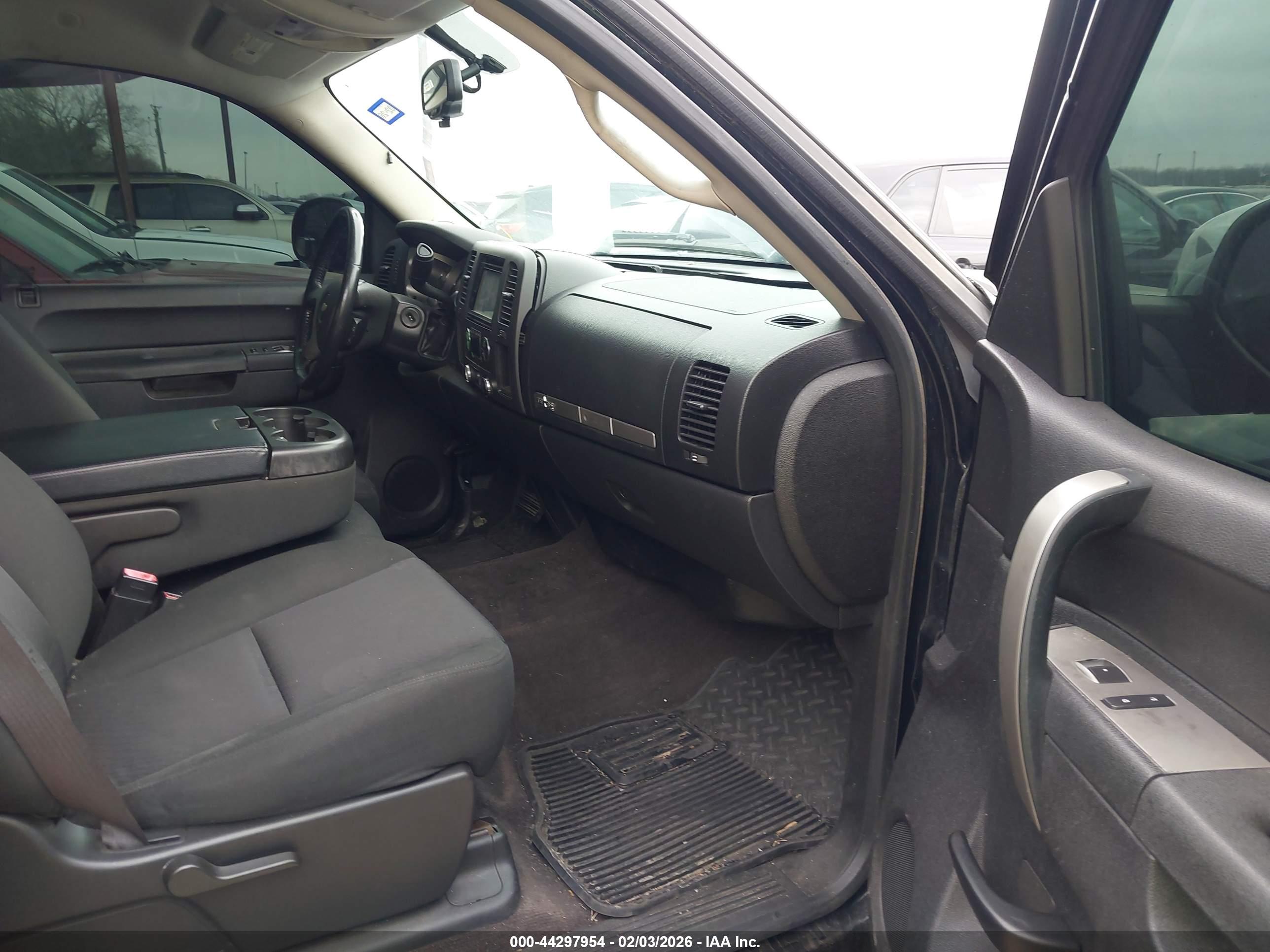 CHEVROLET SILVERADO image 5