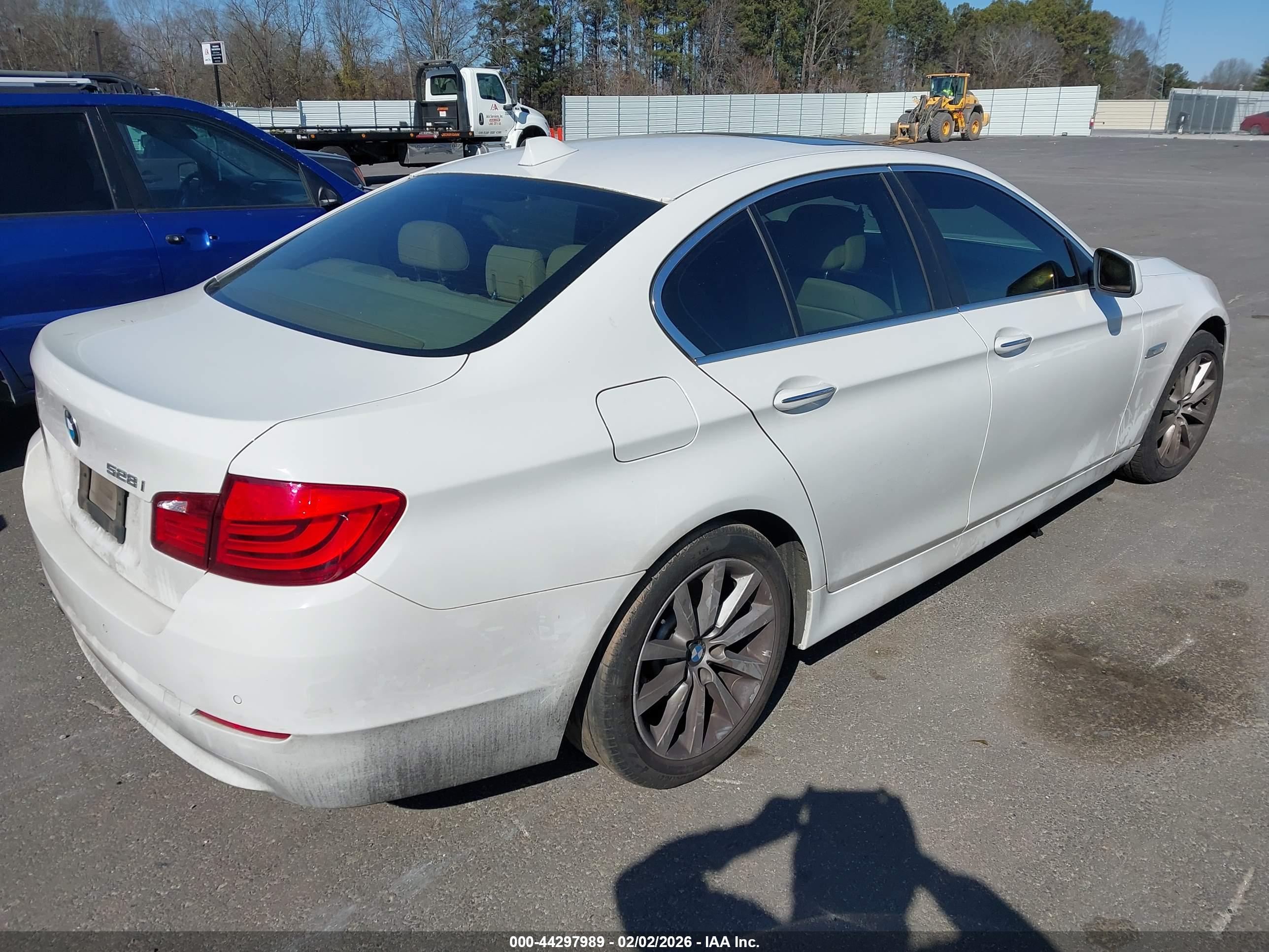 BMW 528I image 4