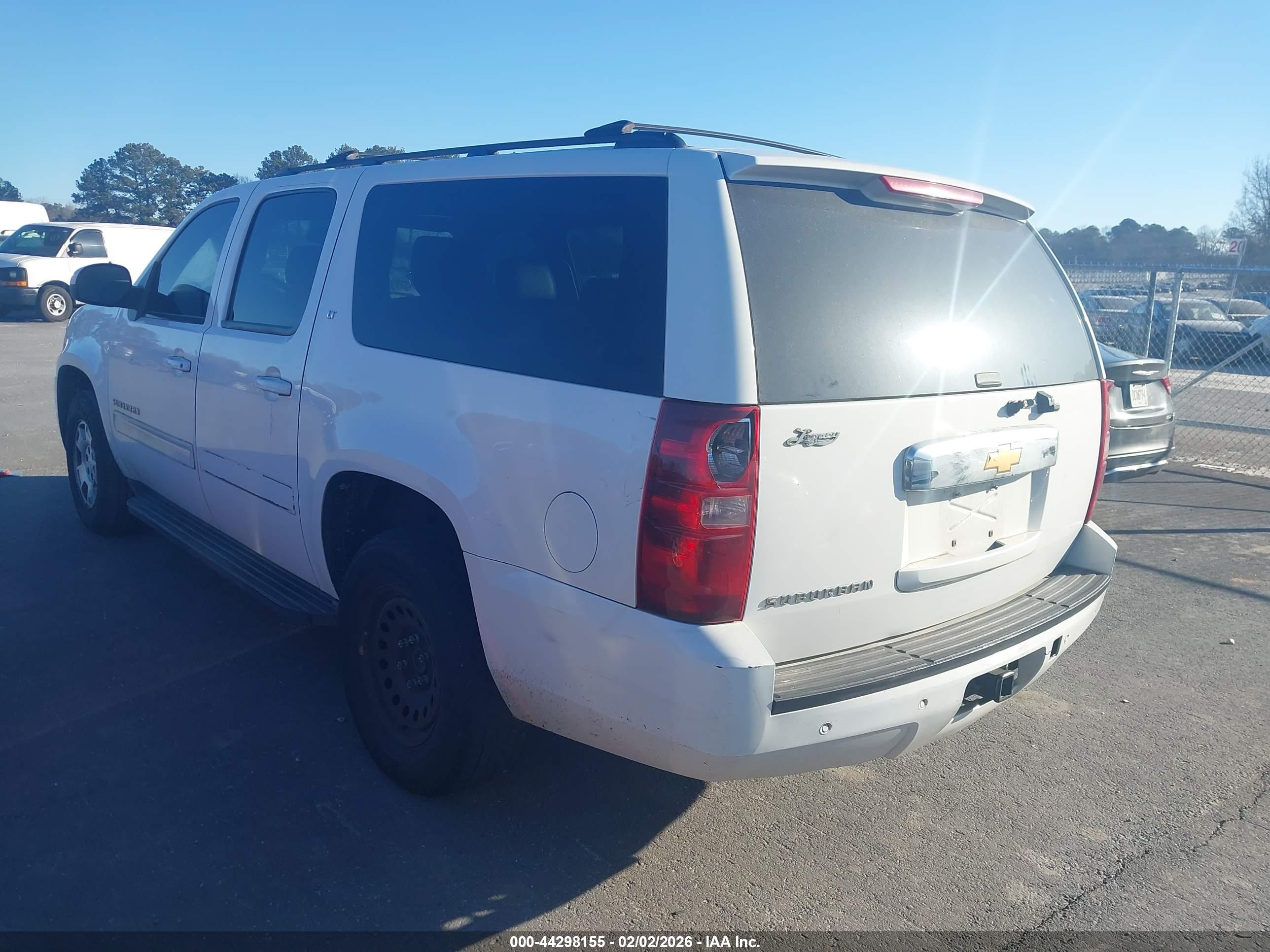 CHEVROLET SUBURBAN image 3