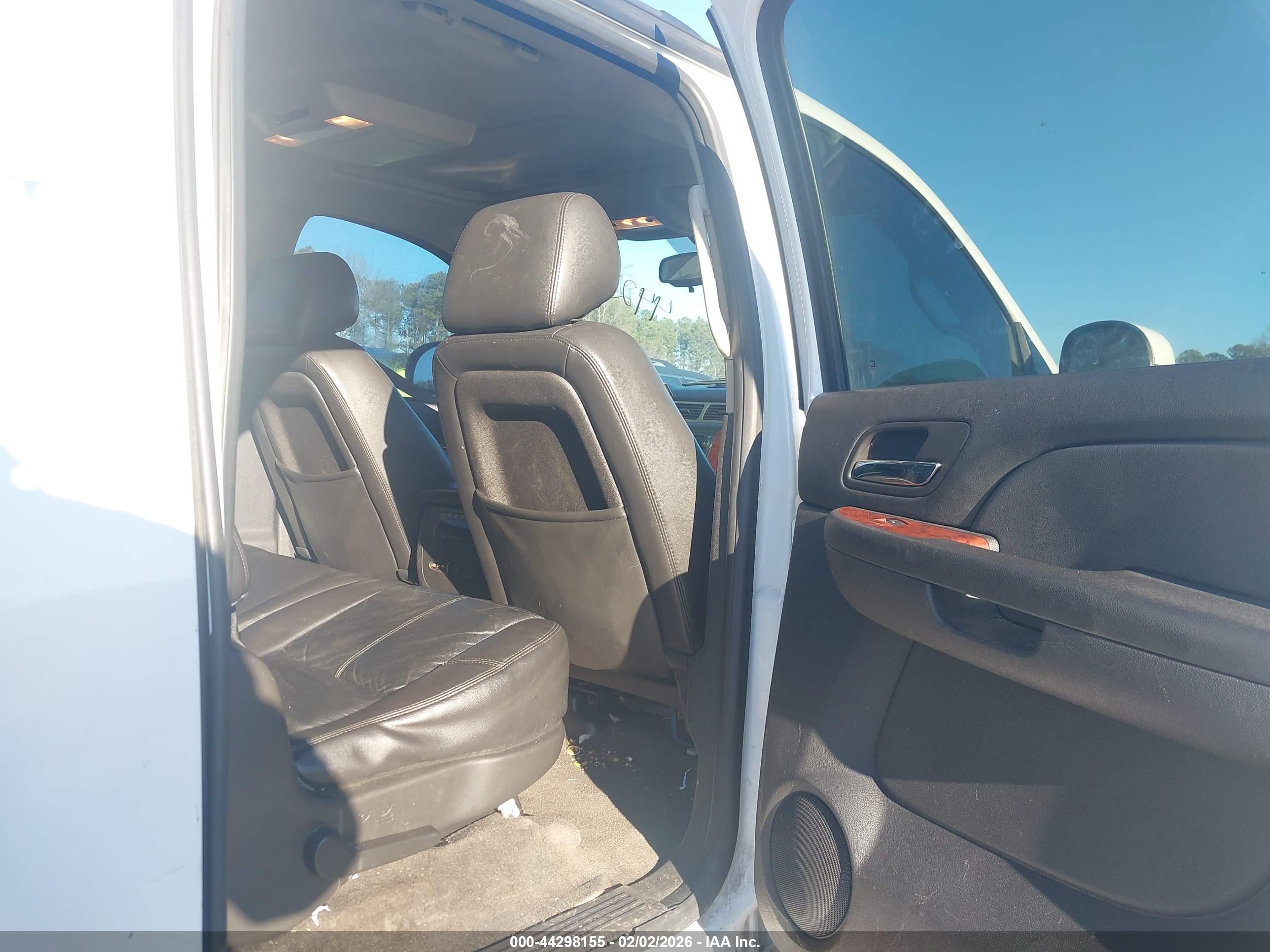 CHEVROLET SUBURBAN image 8