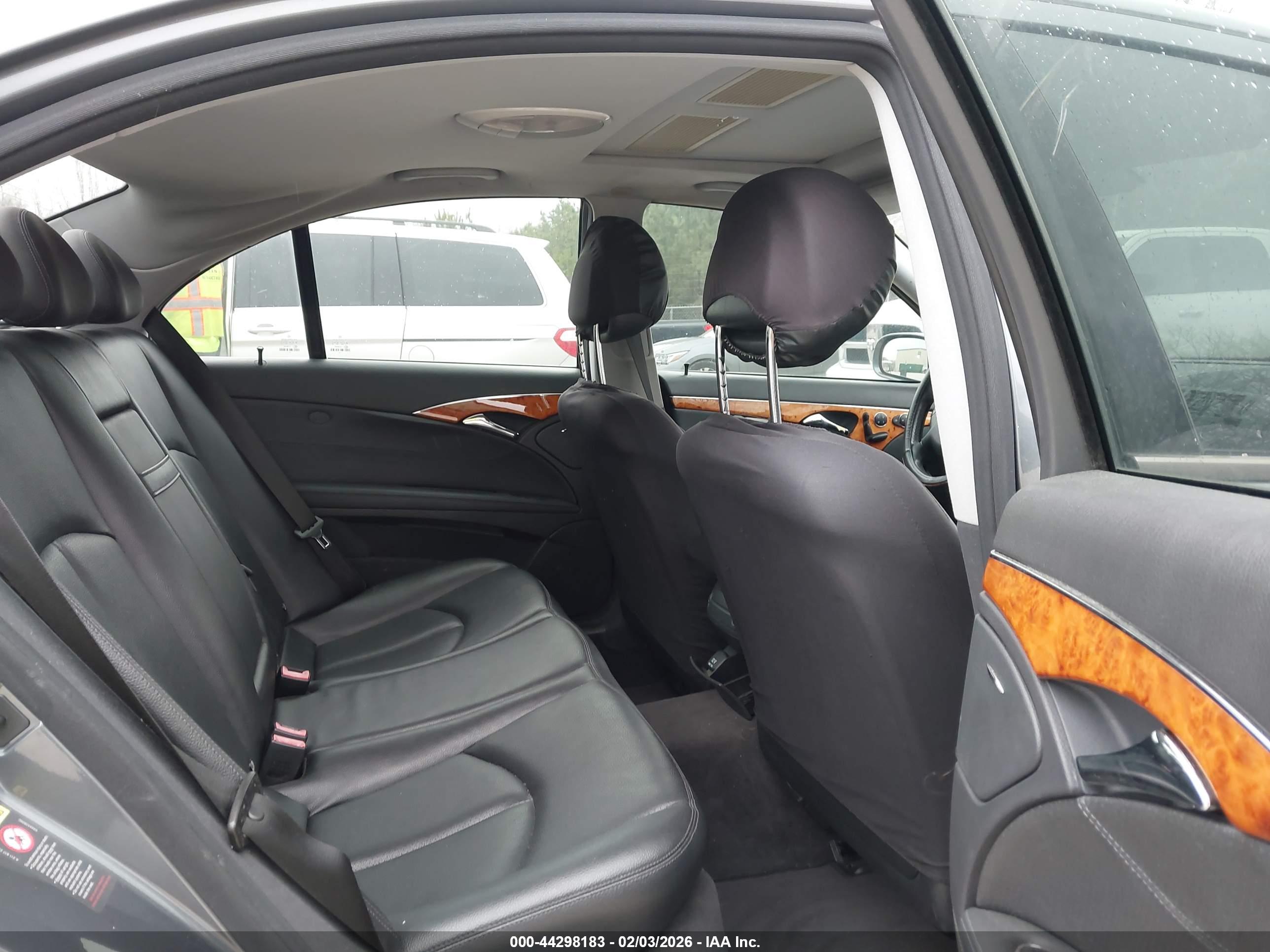 MERCEDES-BENZ E image 8