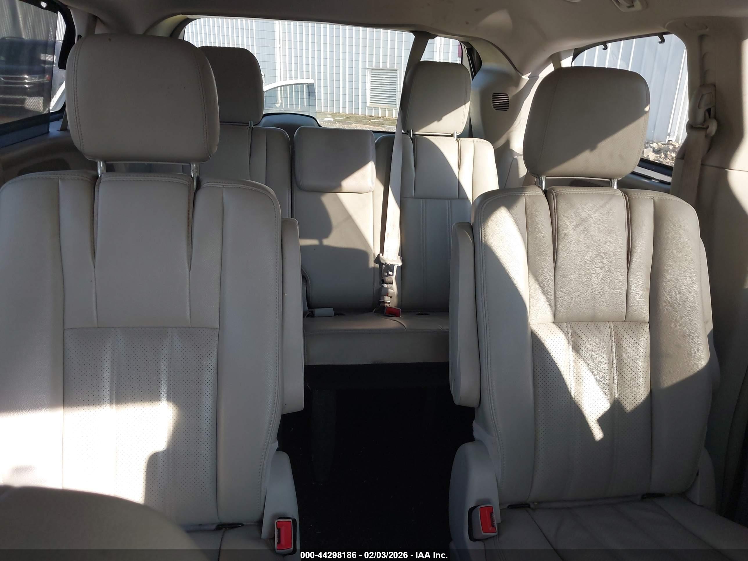CHRYSLER TOWN image 8