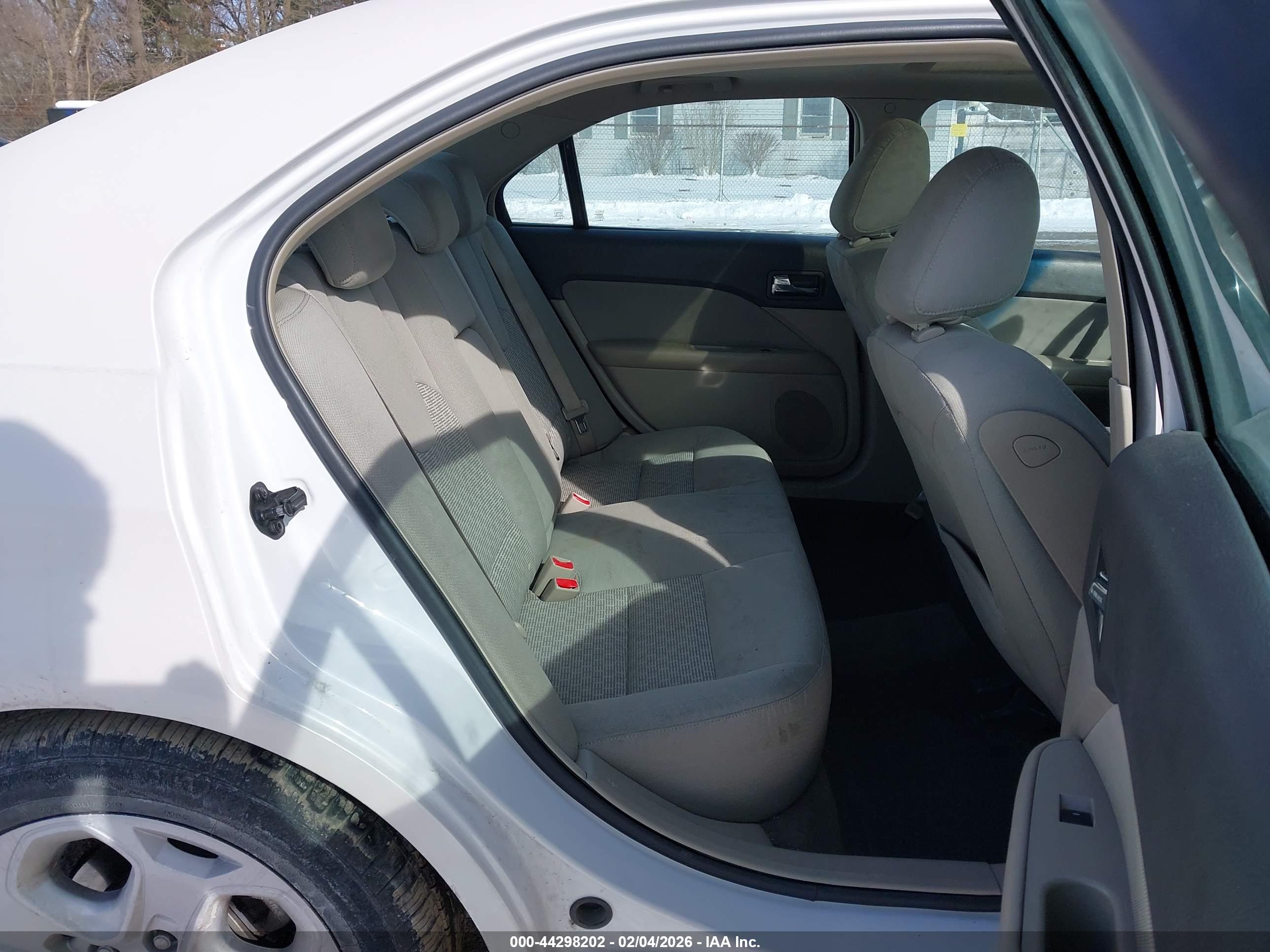 FORD FUSION image 8