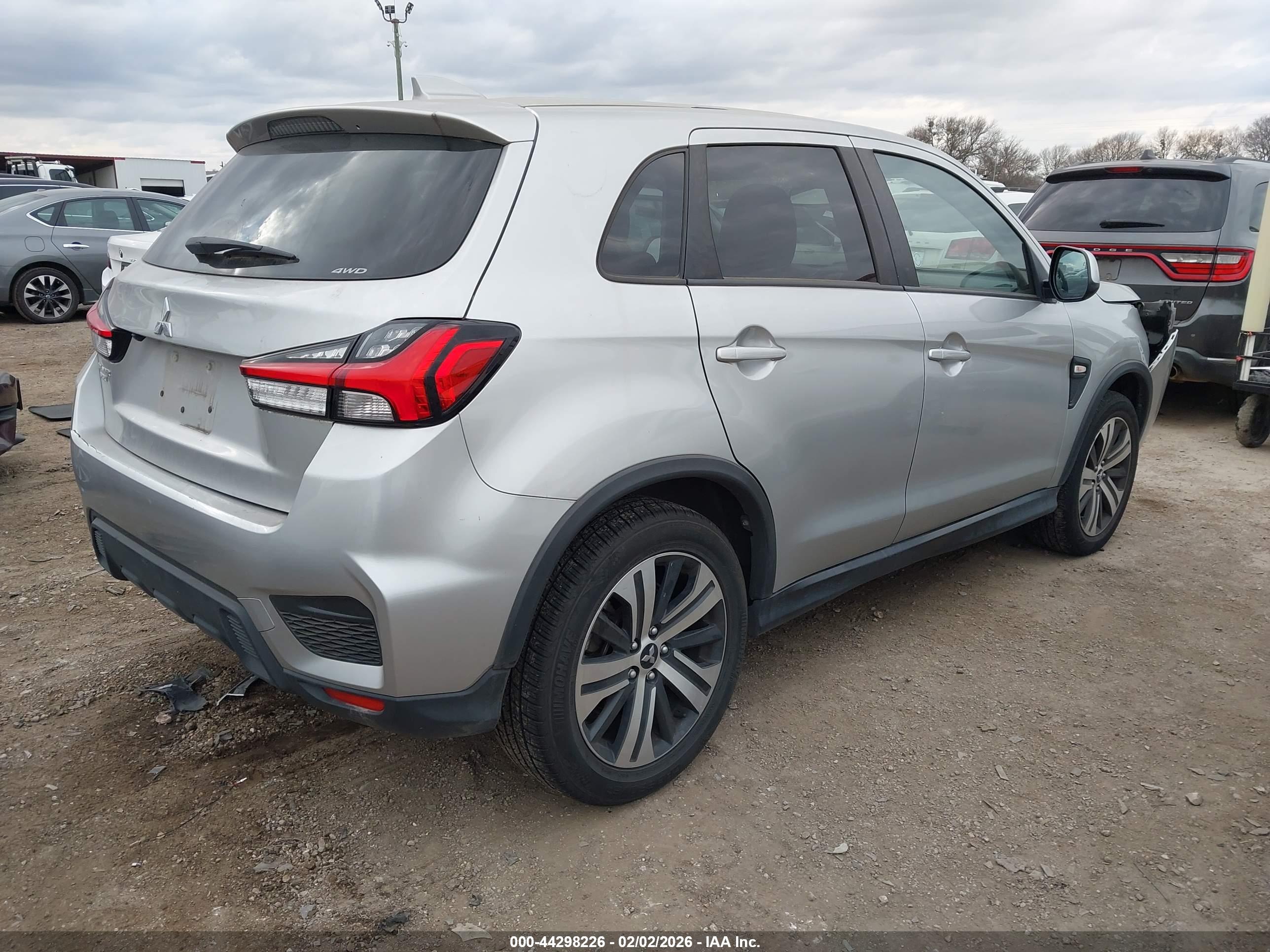 MITSUBISHI OUTLANDER image 4