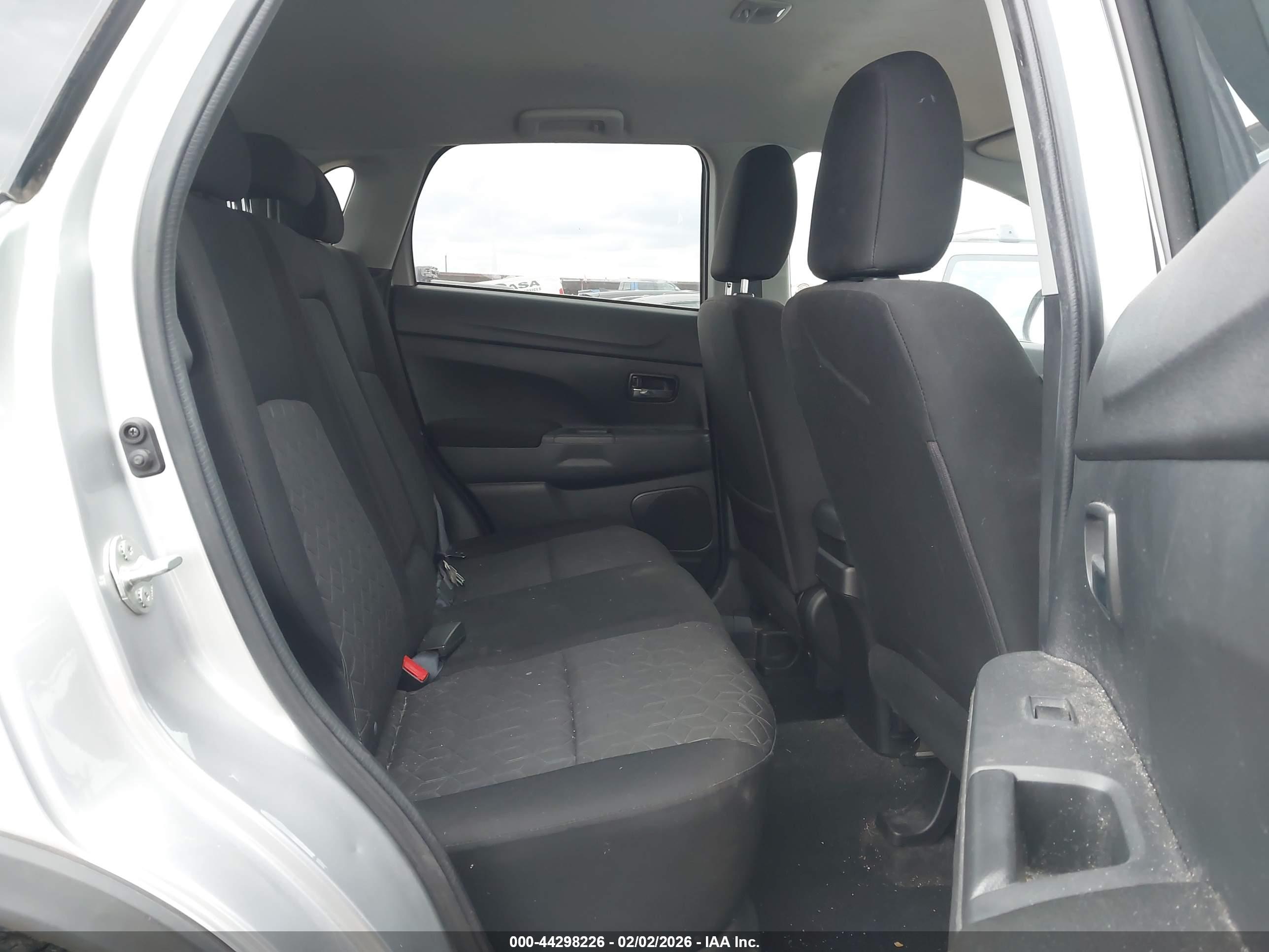MITSUBISHI OUTLANDER image 8